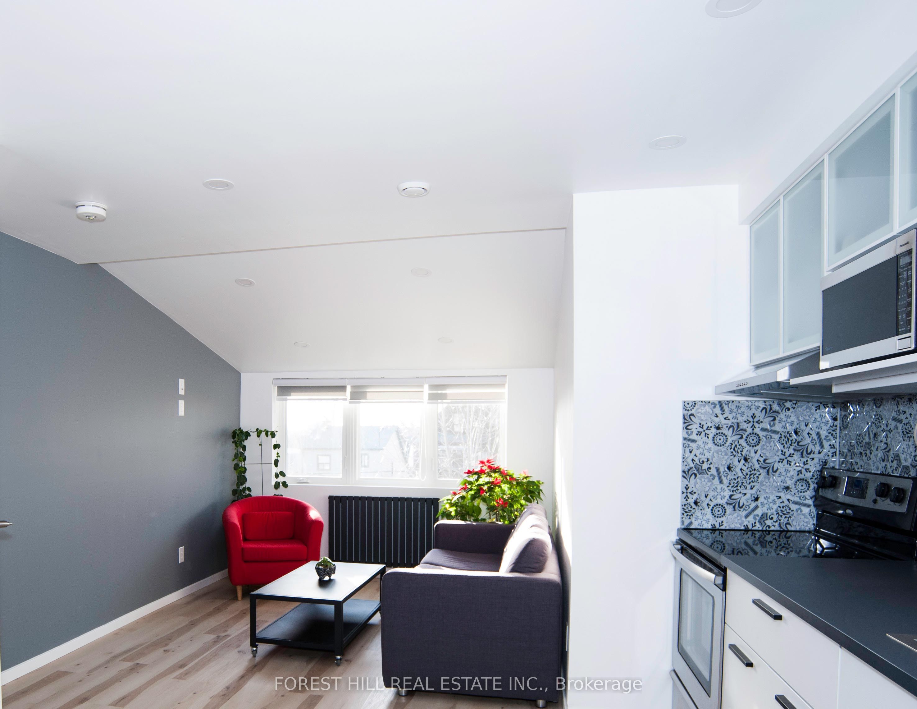 214 Blackthorn Avenue Second Floor, Toronto, ON M6N 3H8 photo 2