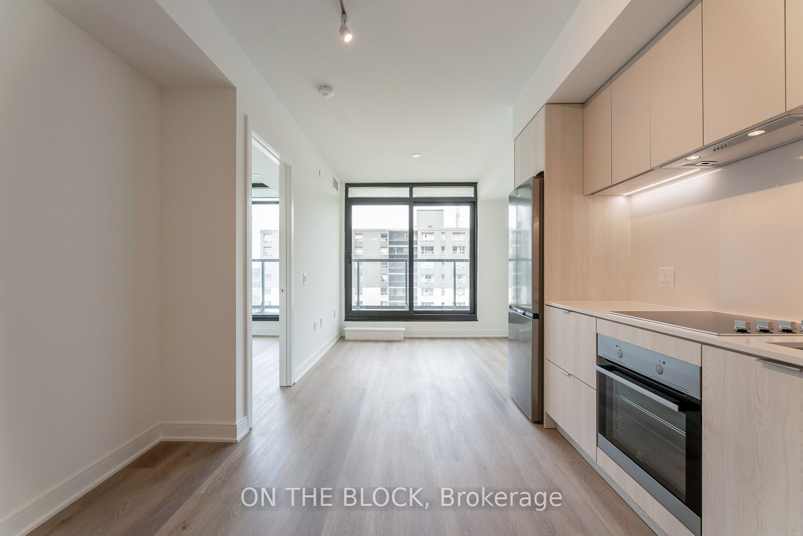 86 Dundas Street E 807, Mississauga, ON L5A 1W4