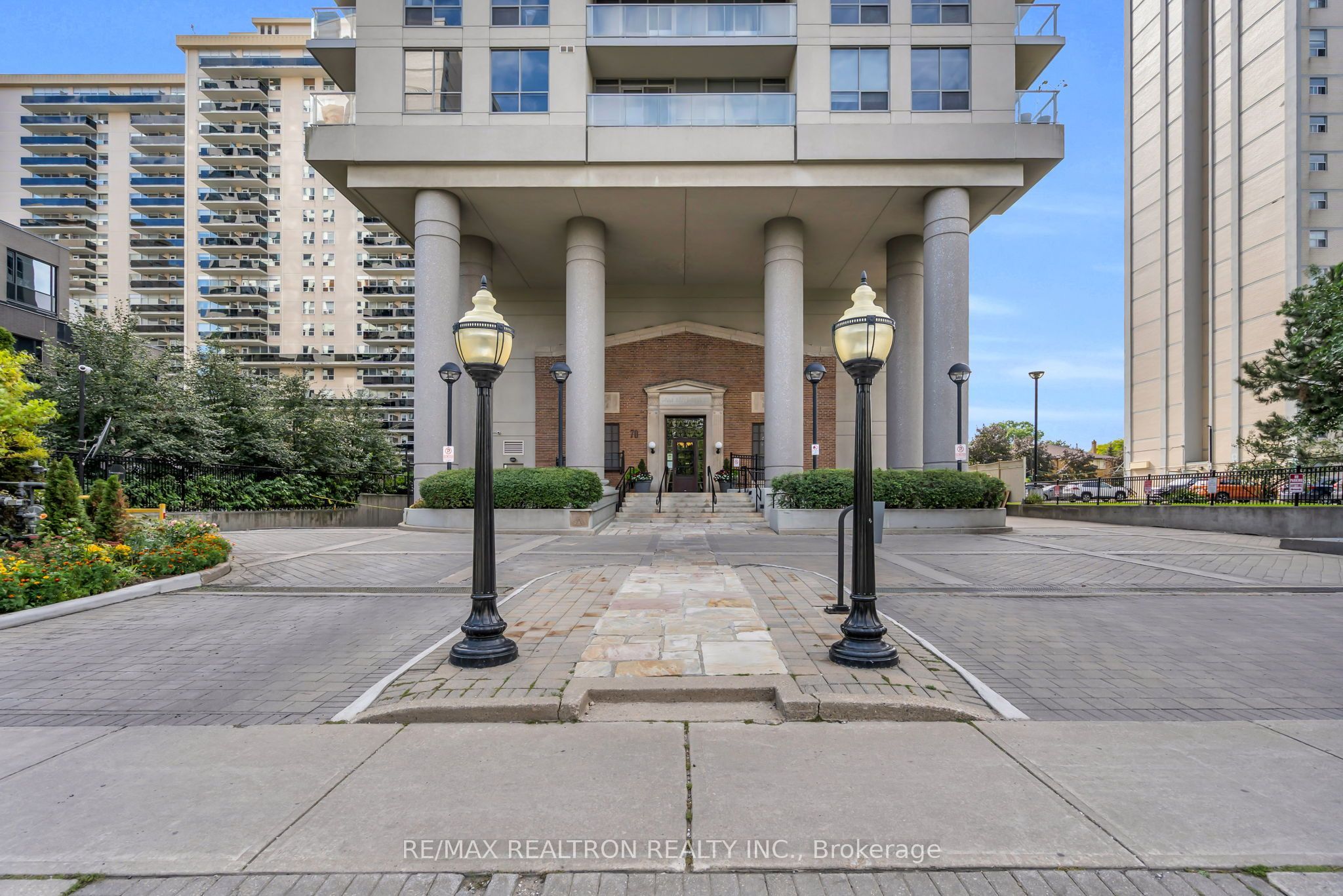 70 High Park Avenue 1210, Toronto, ON M6P 1A1 photo 3