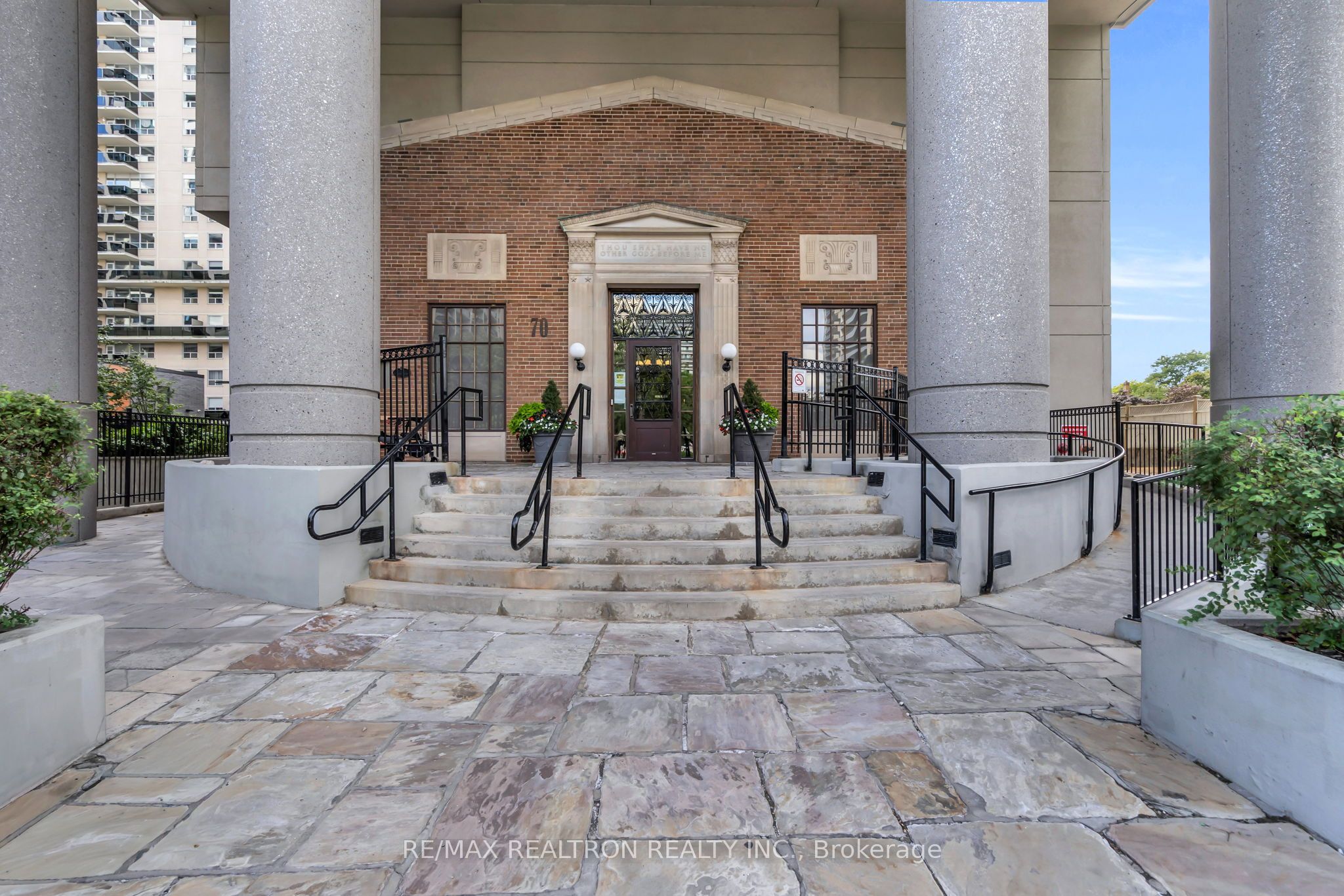 70 High Park Avenue 1210, Toronto, ON M6P 1A1 photo 4