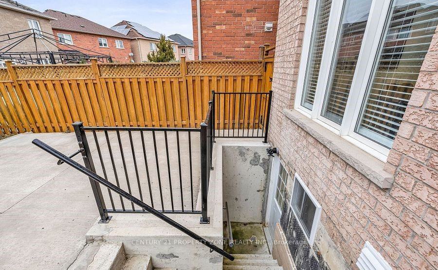 8 Griffith Court Basement, Brampton, ON L7A 3T6 photo 2