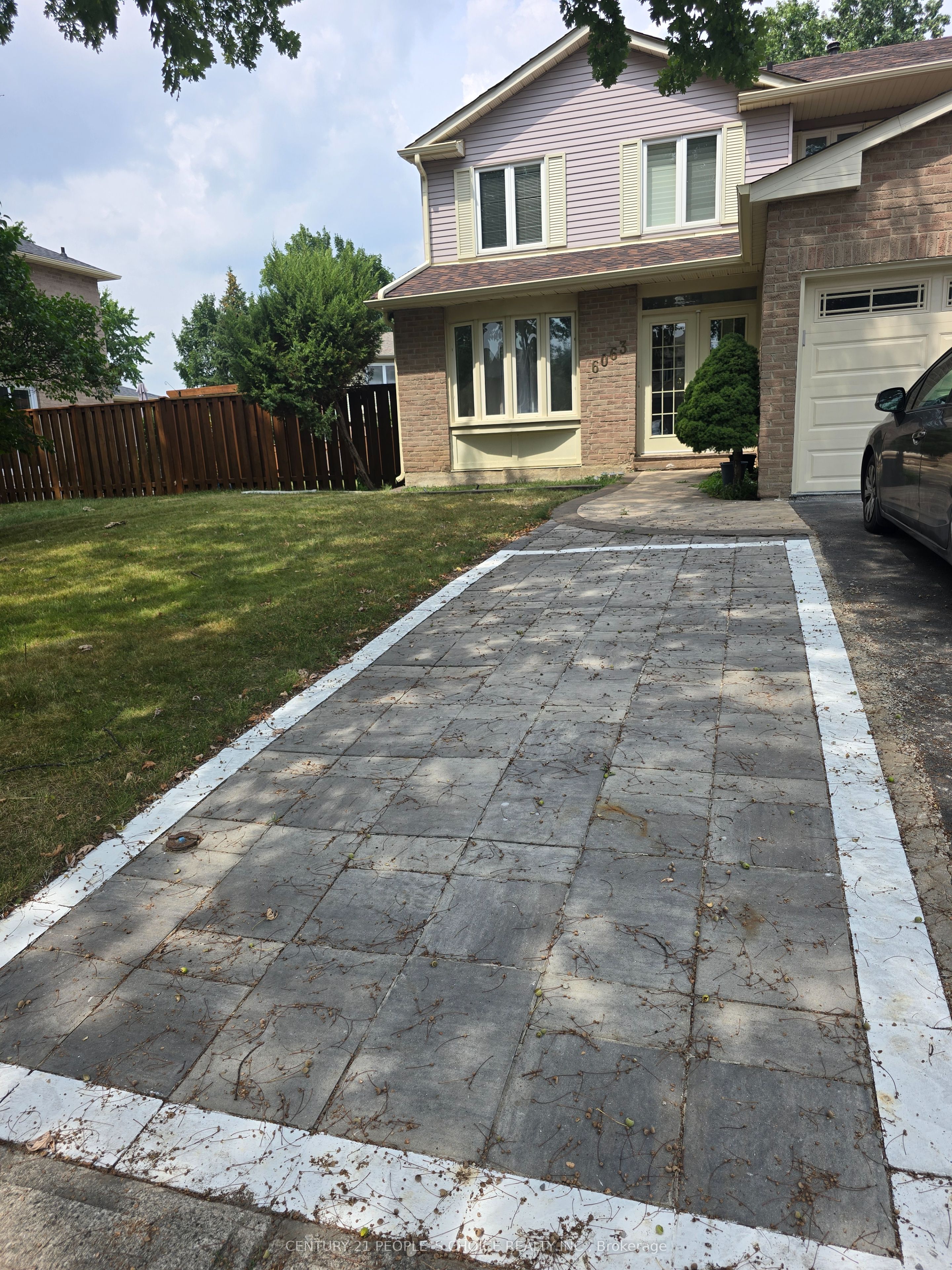 6063 Farmstead Lane, Mississauga, ON L5N 2Y9 photo 3