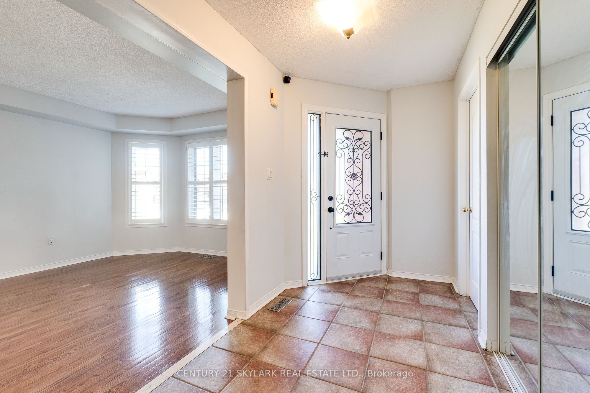 3841 Periwinkle Crescent, Mississauga, ON L5N 6W8 photo 2