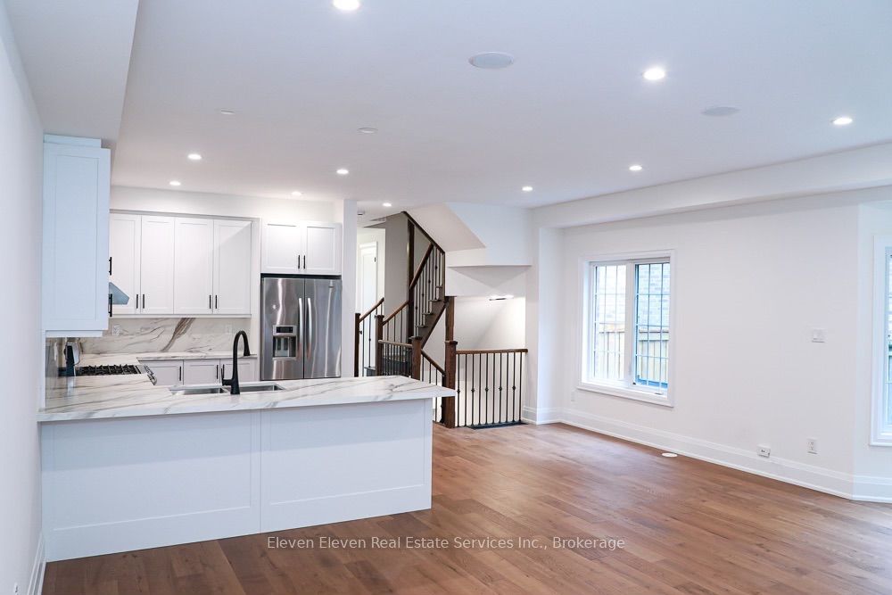 1557 Eglinton Avenue W Upper, Mississauga, ON L5M 7C1 photo 3