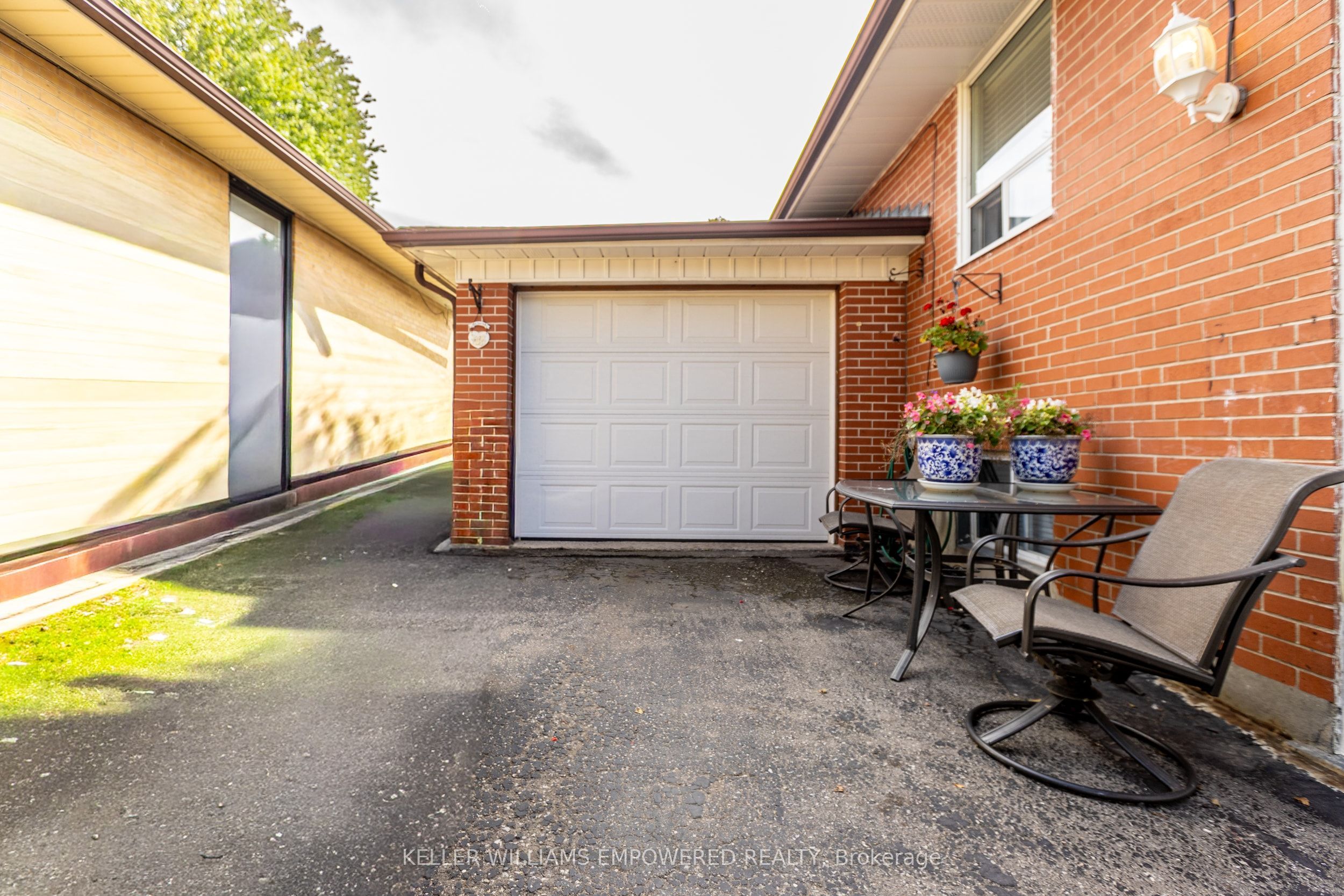 39 Checkendon Drive, Toronto, ON M9W 2Y8 photo 2