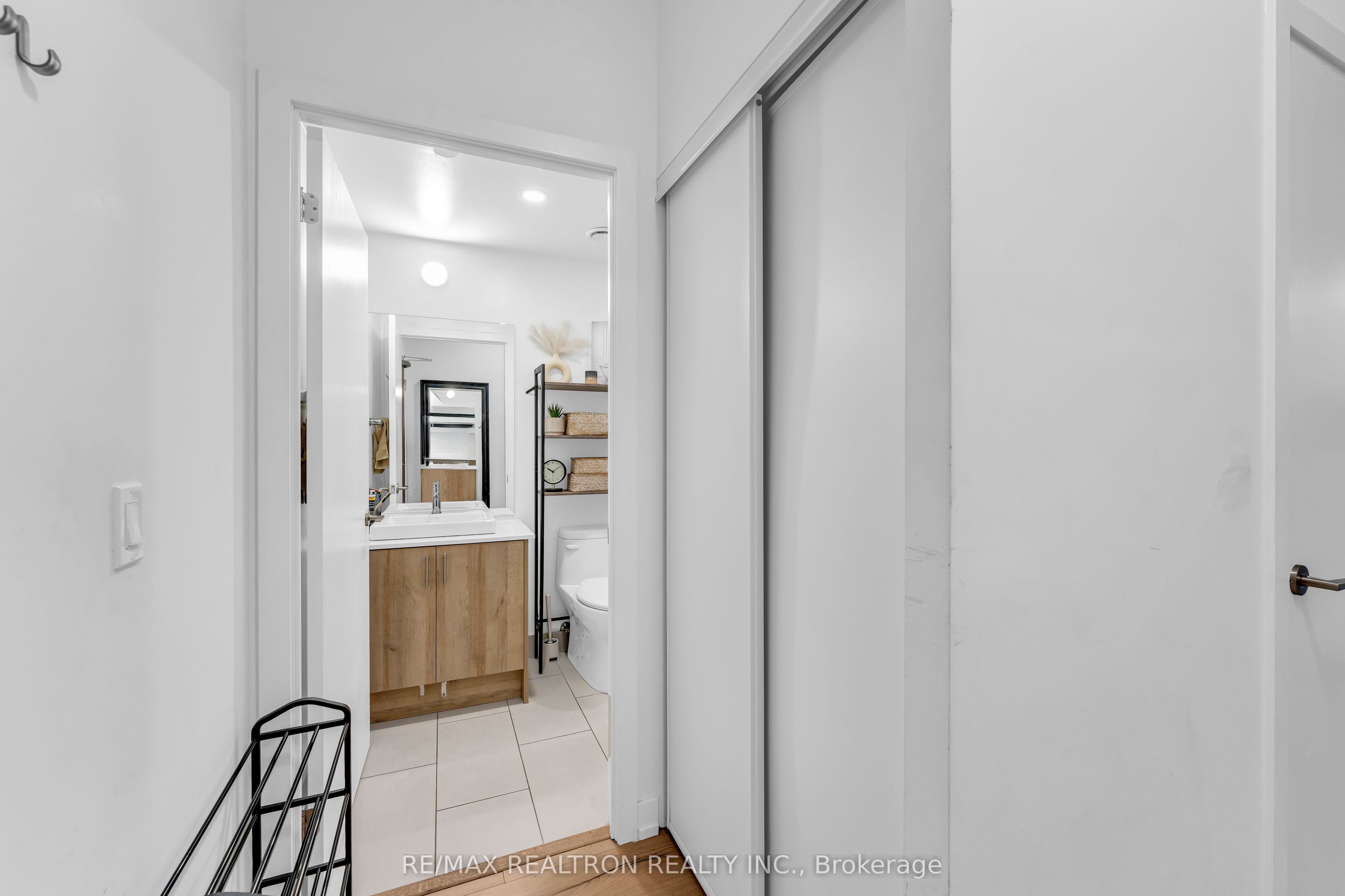 1195 The Queensway 317, Toronto, ON M8Z 1R6 photo 3