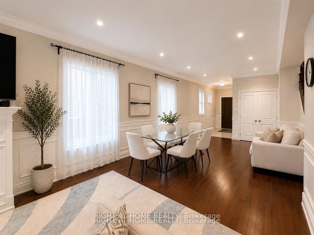 1049 Greaves Avenue, Mississauga, ON L5E 1W4 photo 3