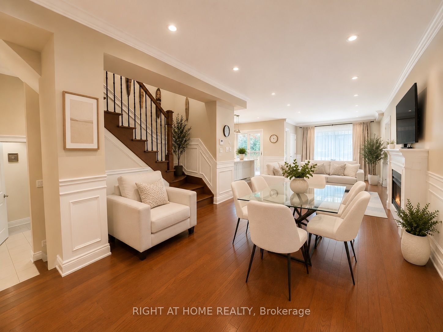 1049 Greaves Avenue, Mississauga, ON L5E 1W4 photo 4