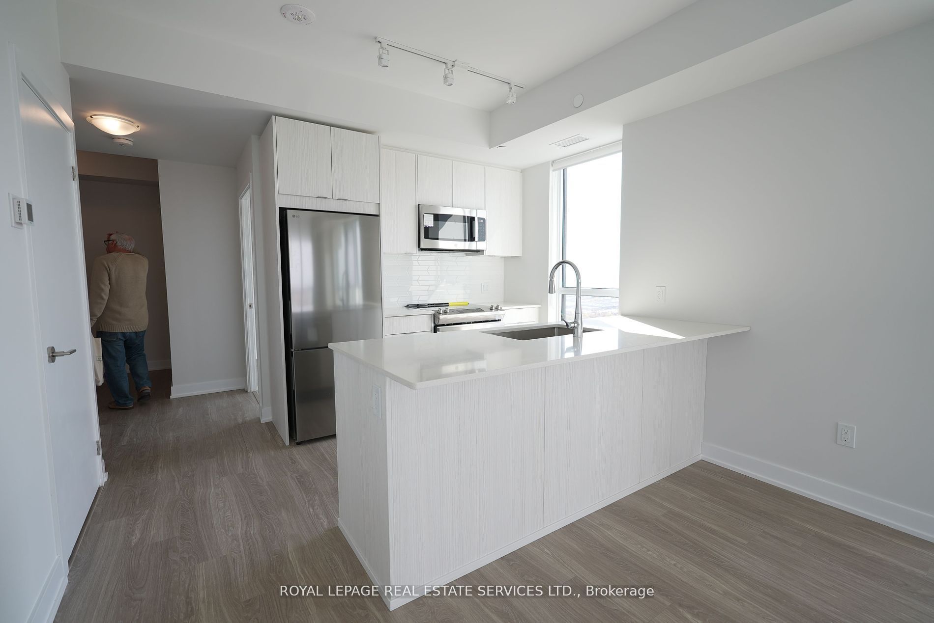 4130 Parkside Village 2701, Mississauga, ON L5B 0L7 photo 2