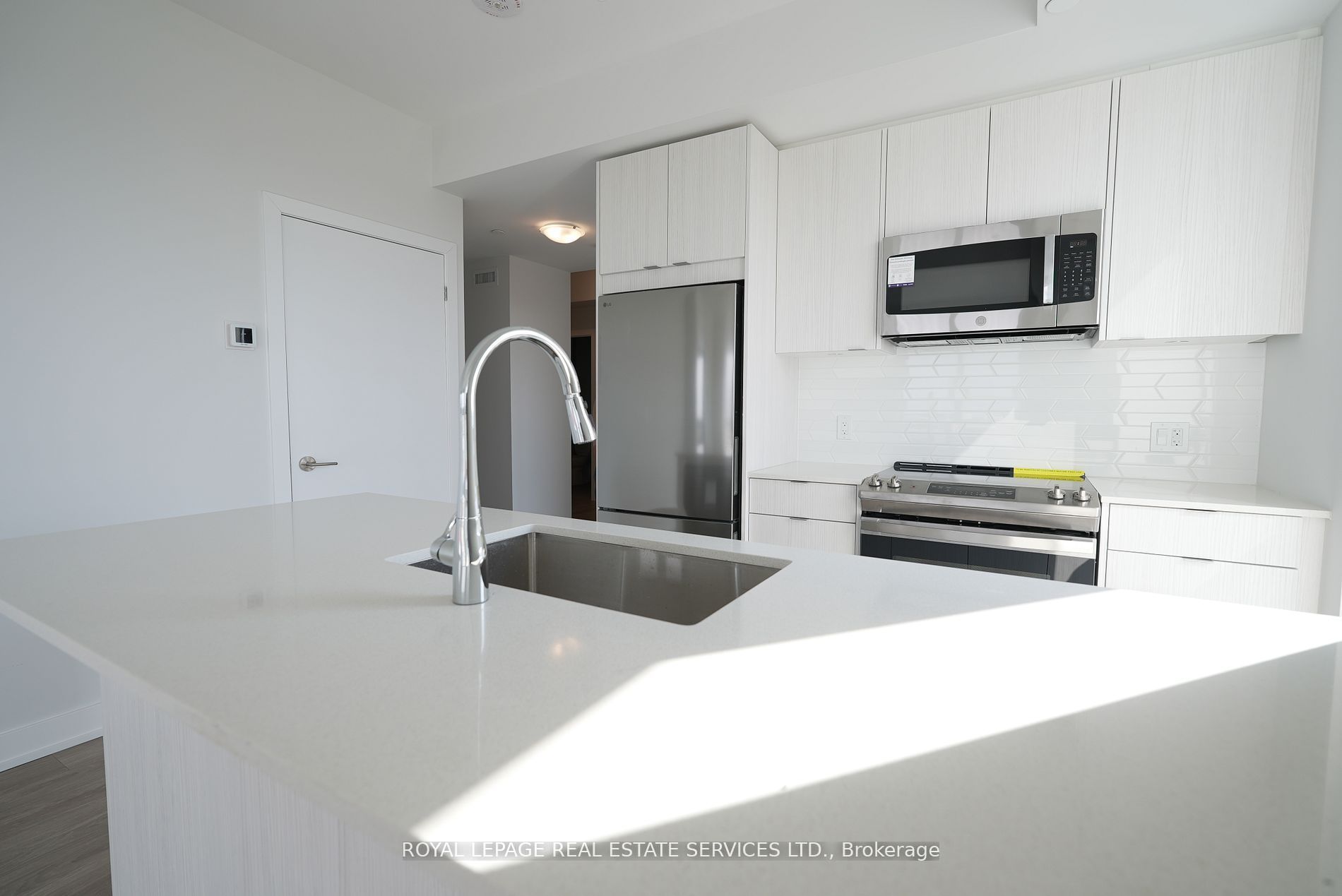 4130 Parkside Village 2701, Mississauga, ON L5B 0L7 photo 3