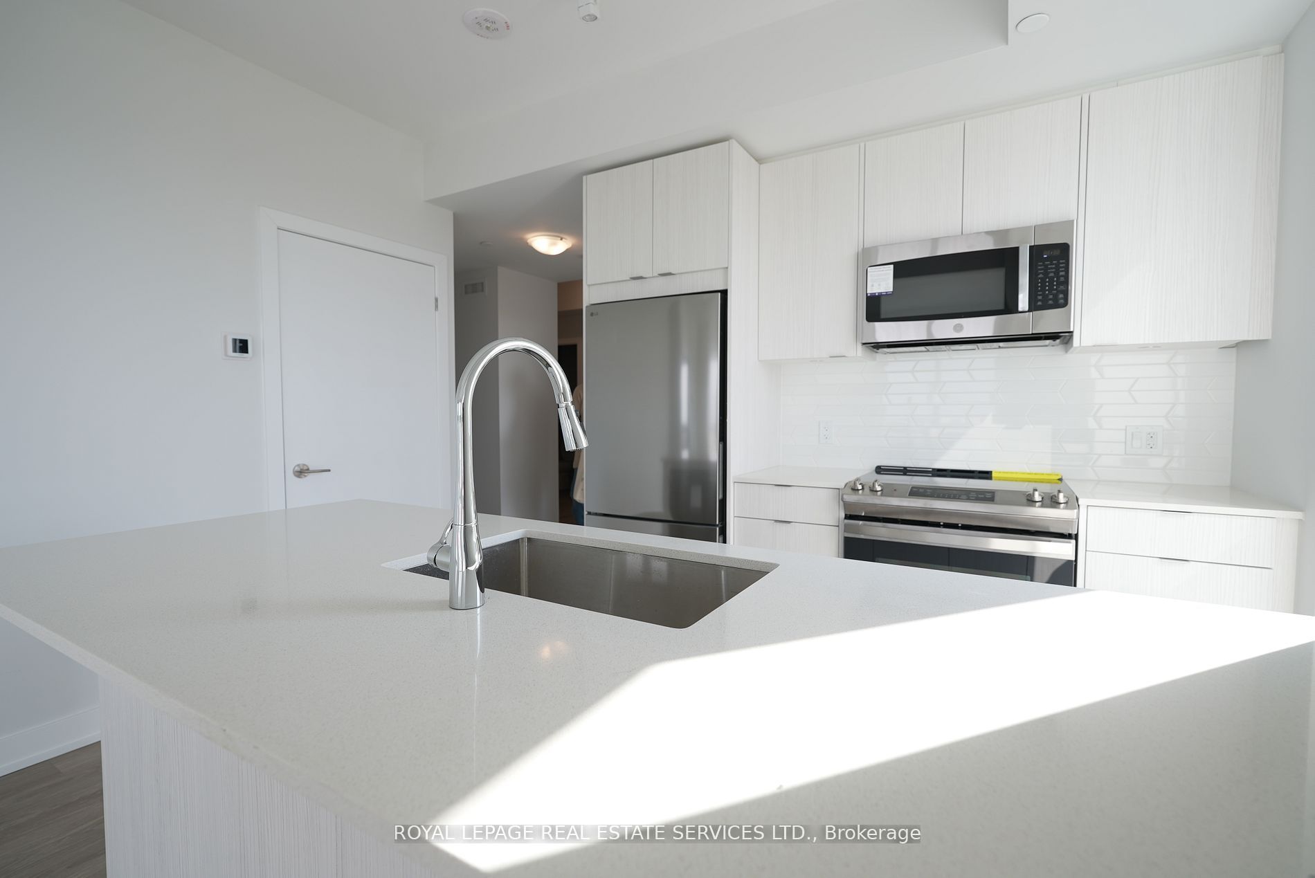4130 Parkside Village 2701, Mississauga, ON L5B 0L7 photo 5
