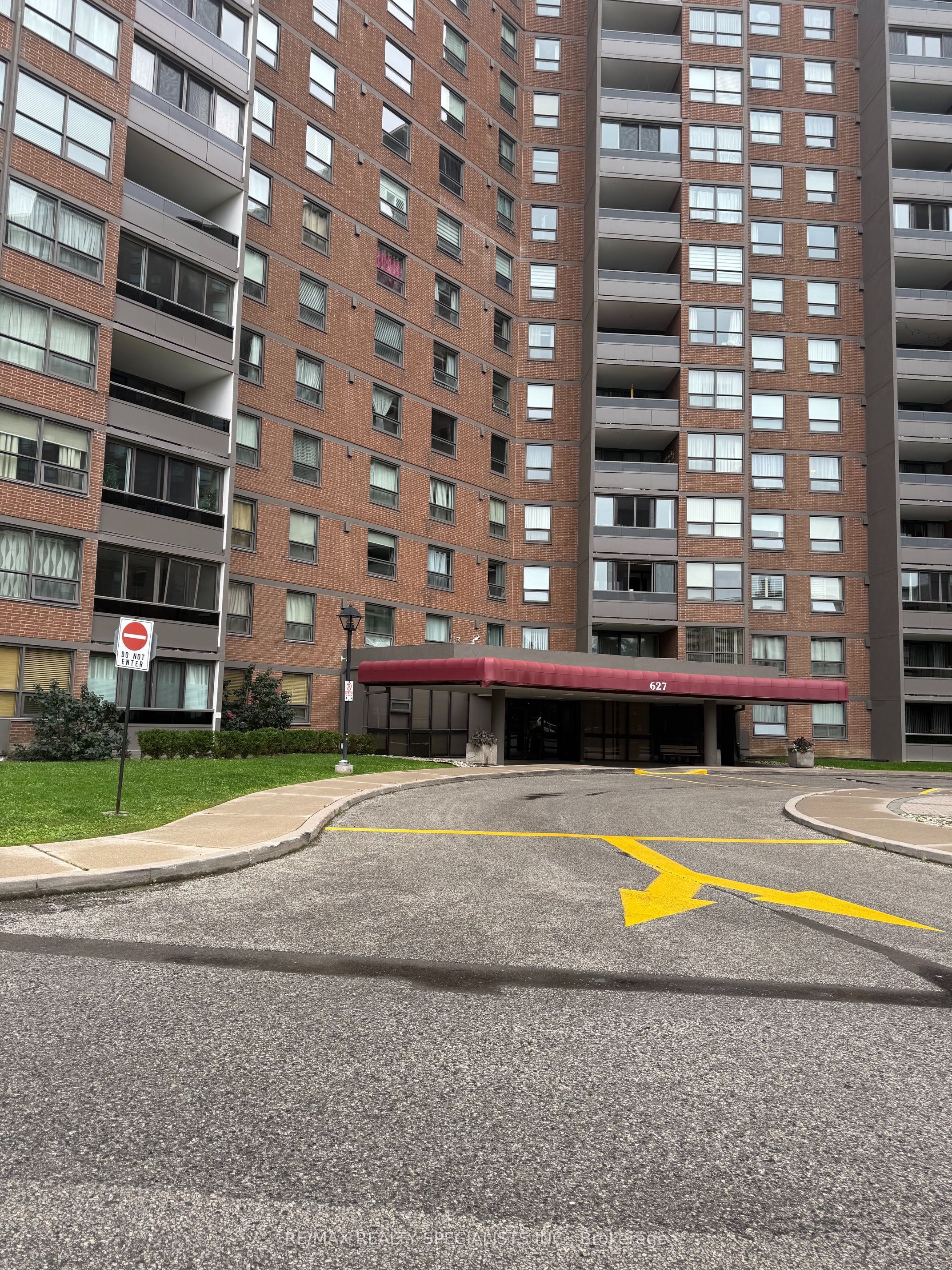 627 The West Mall 101, Toronto, ON M9C 4X5