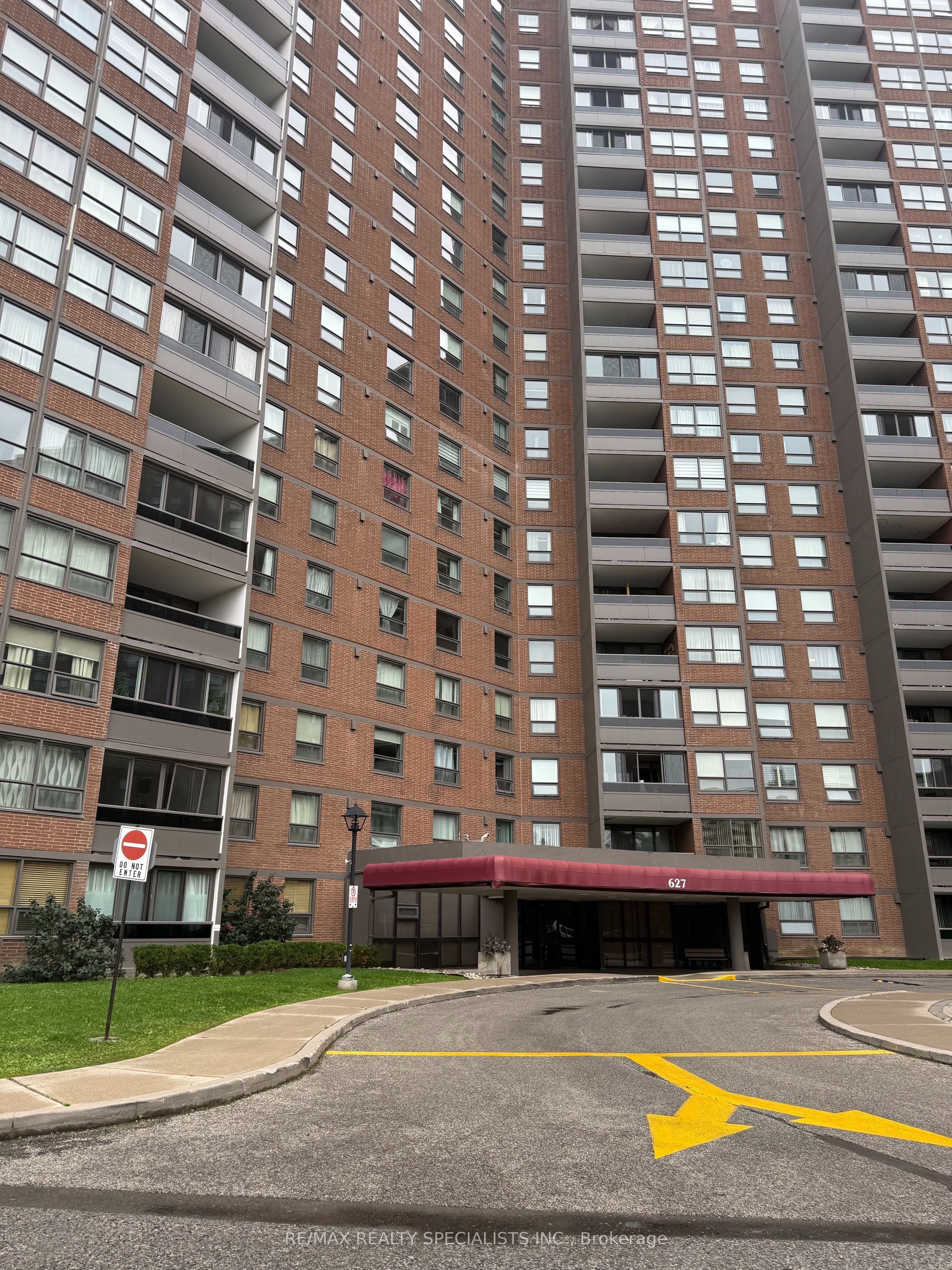 627 The West Mall 101, Toronto, ON M9C 4X5 photo 2
