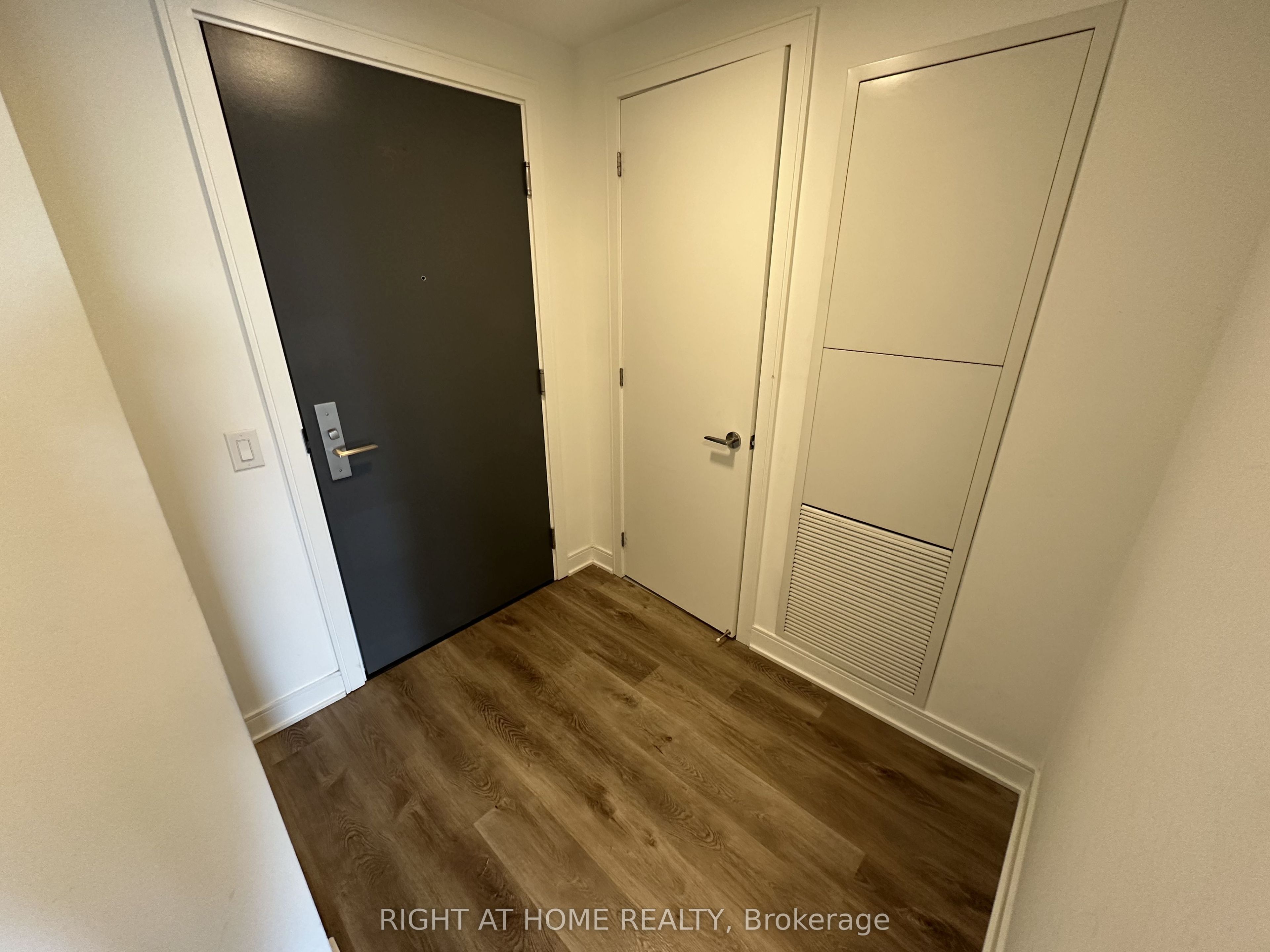 86 Dundas Street E 1011, Mississauga, ON L5A 0B1 photo 2