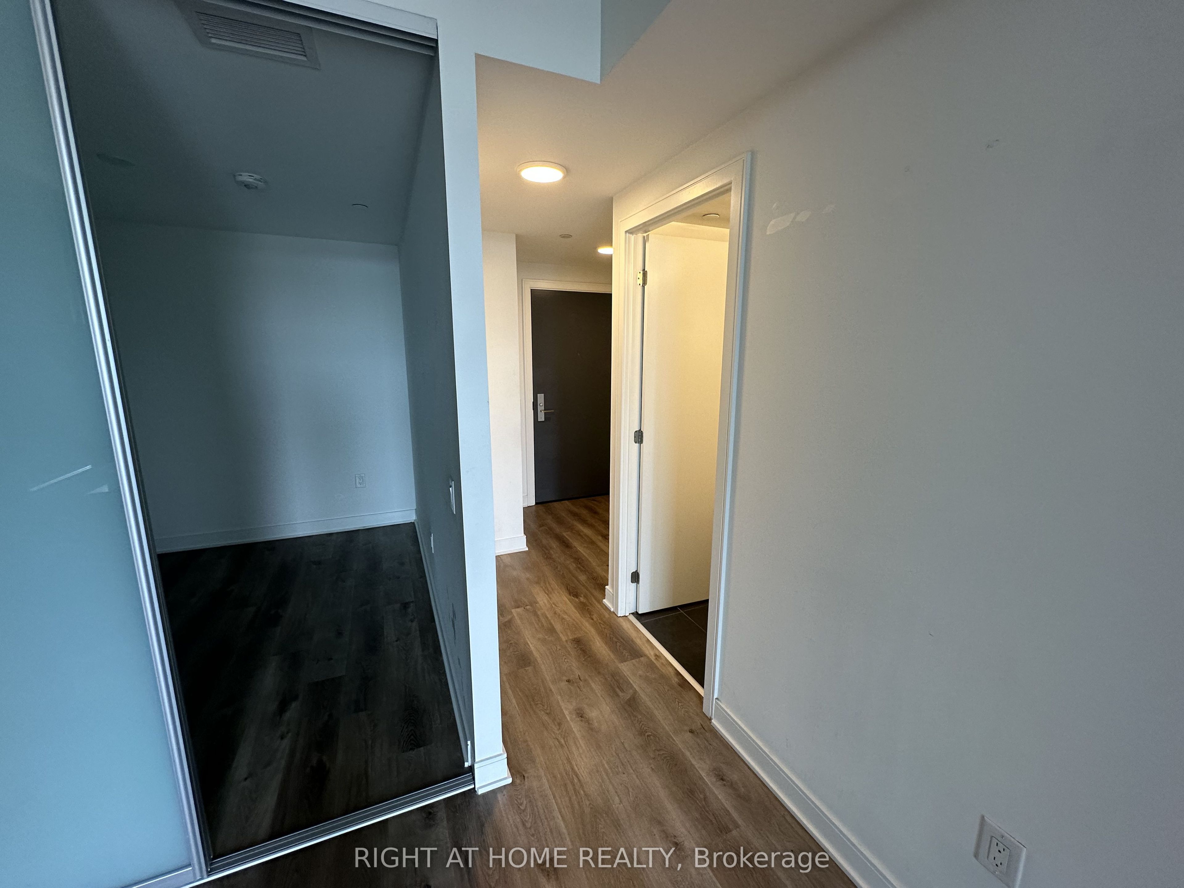 86 Dundas Street E 1011, Mississauga, ON L5A 0B1 photo 3