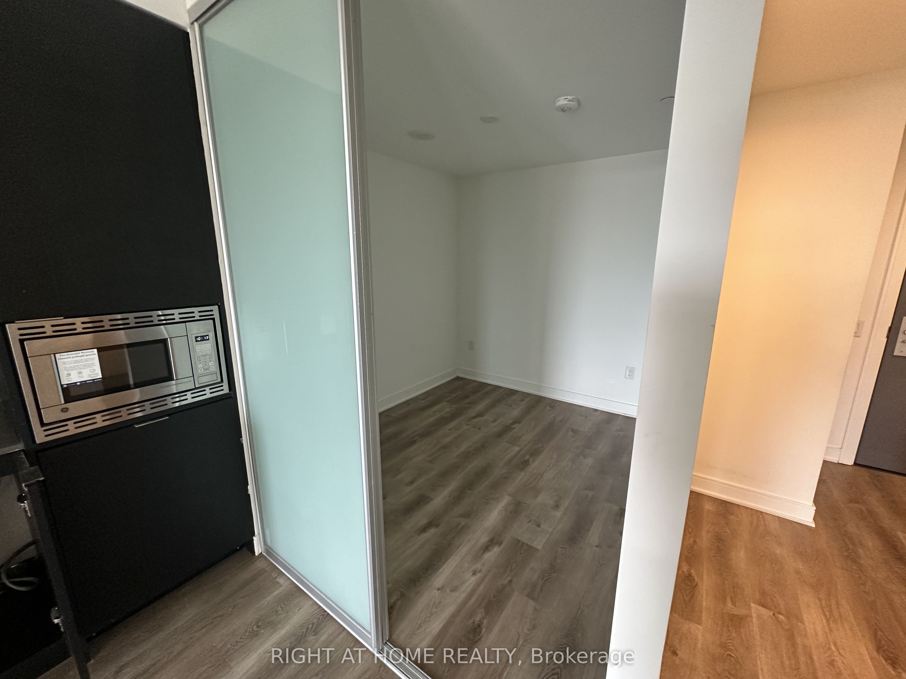 86 Dundas Street E 1011, Mississauga, ON L5A 0B1 photo 4