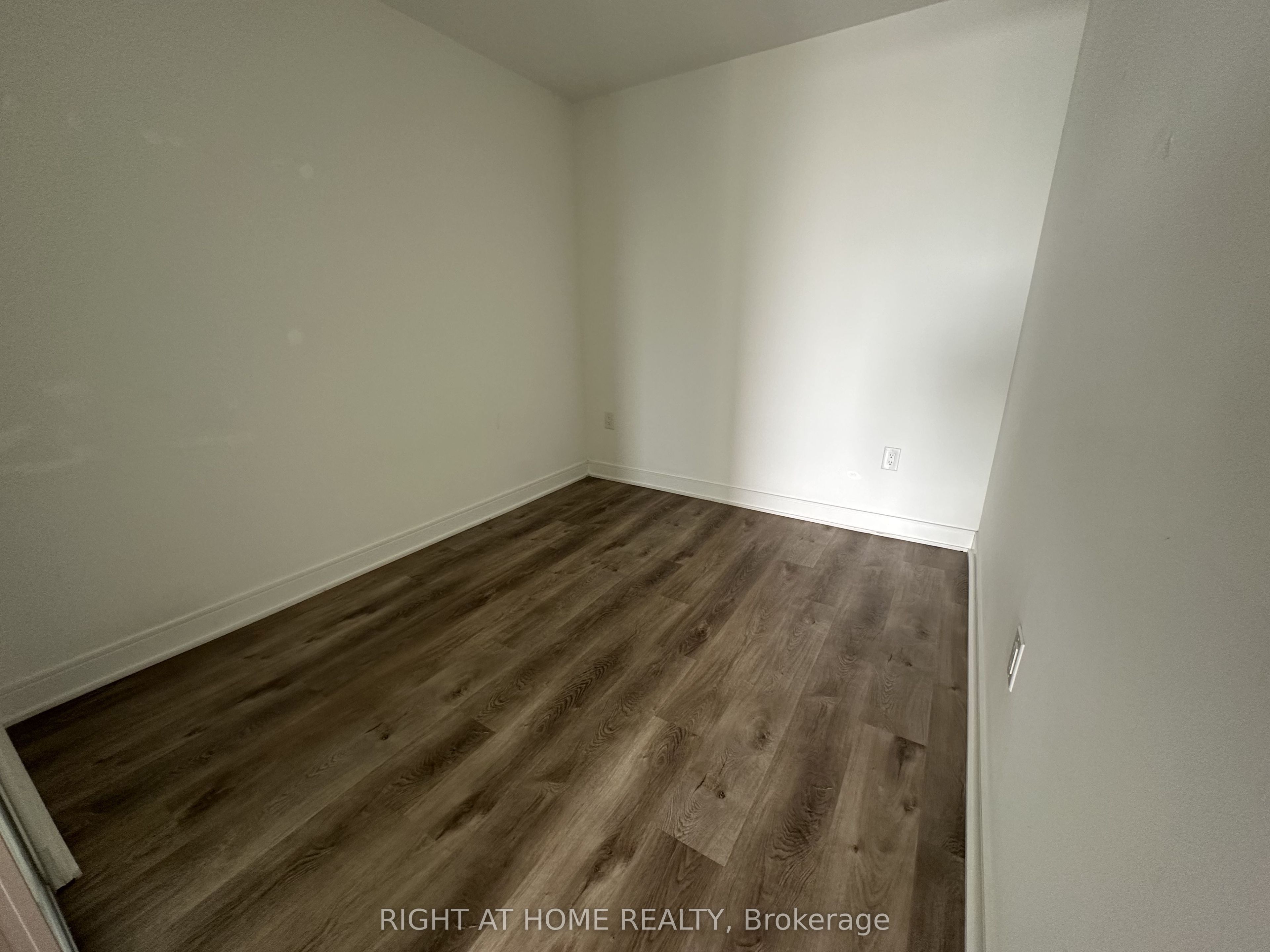 86 Dundas Street E 1011, Mississauga, ON L5A 0B1 photo 5