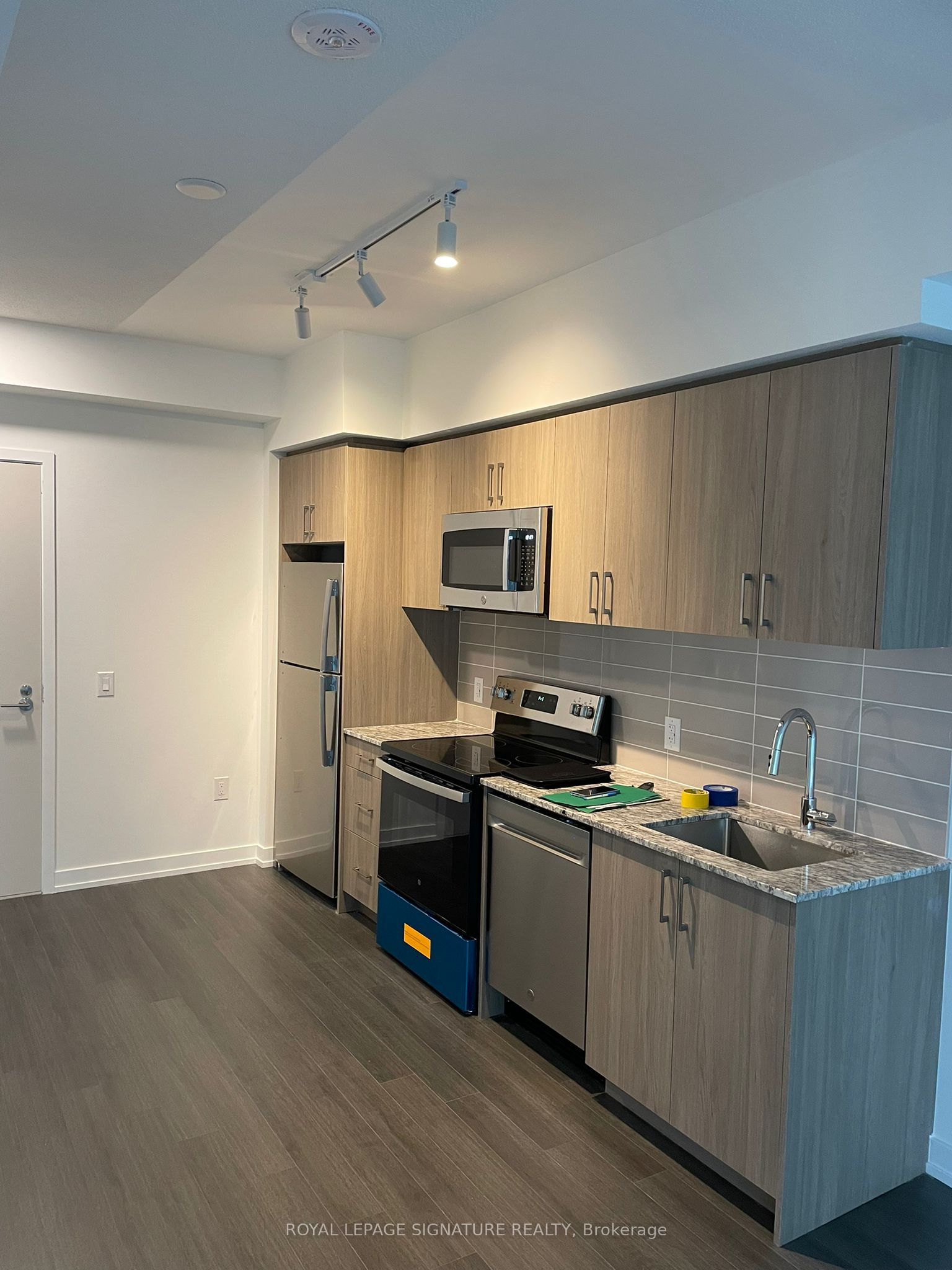 4010 Eglinton Avenue W 2216, Toronto, ON M9A 0G5 photo 2
