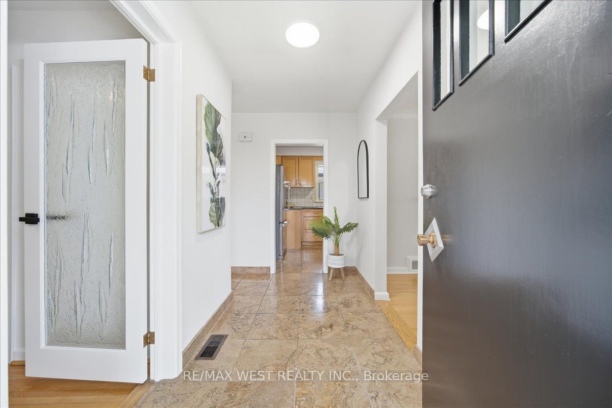 19 Decarie Circle, Toronto, ON M9B 3H6 photo 2