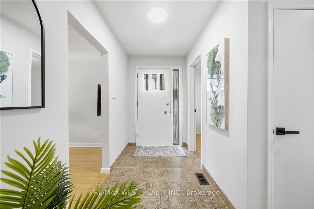 19 Decarie Circle, Toronto, ON M9B 3H6 photo 3