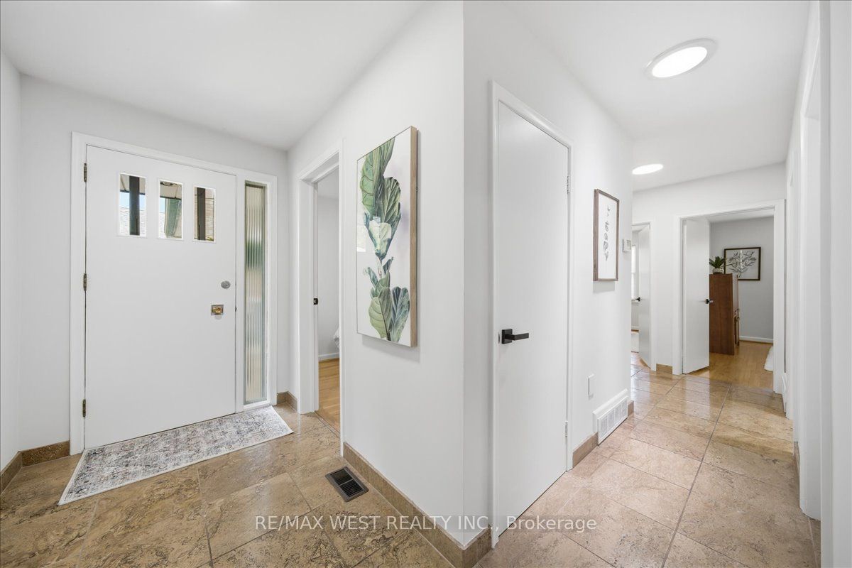 19 Decarie Circle, Toronto, ON M9B 3H6 photo 4