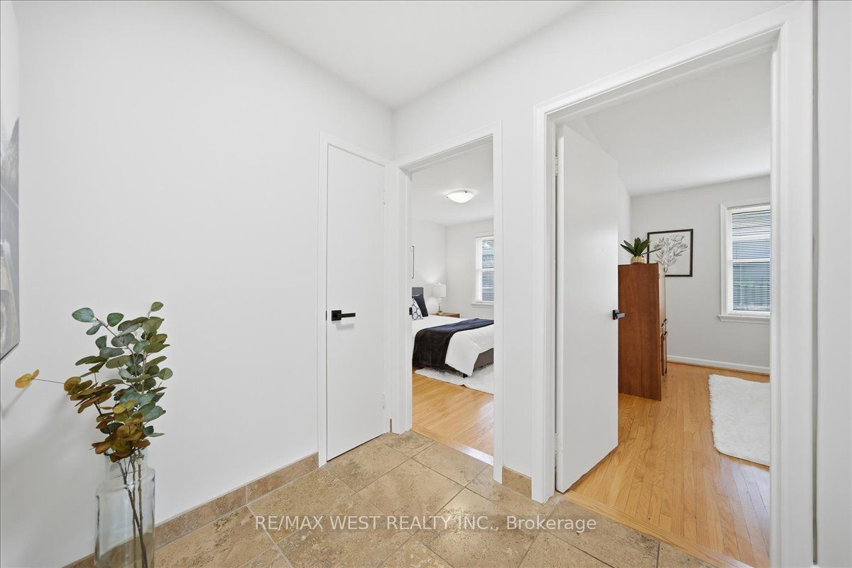 19 Decarie Circle, Toronto, ON M9B 3H6 photo 5