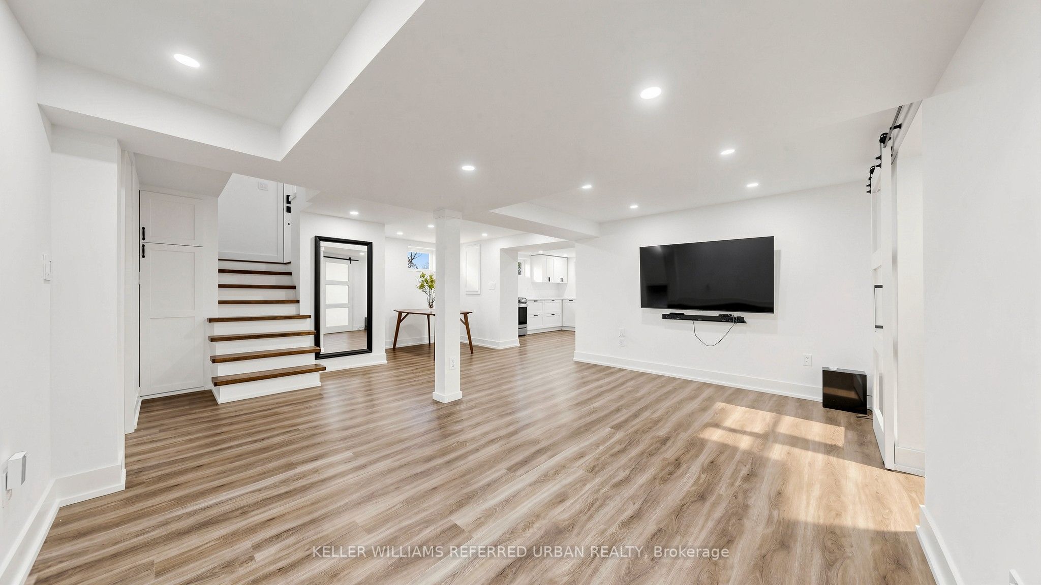 6 Frankfort Avenue Lower, Toronto, ON M6L 2Y2 photo 5