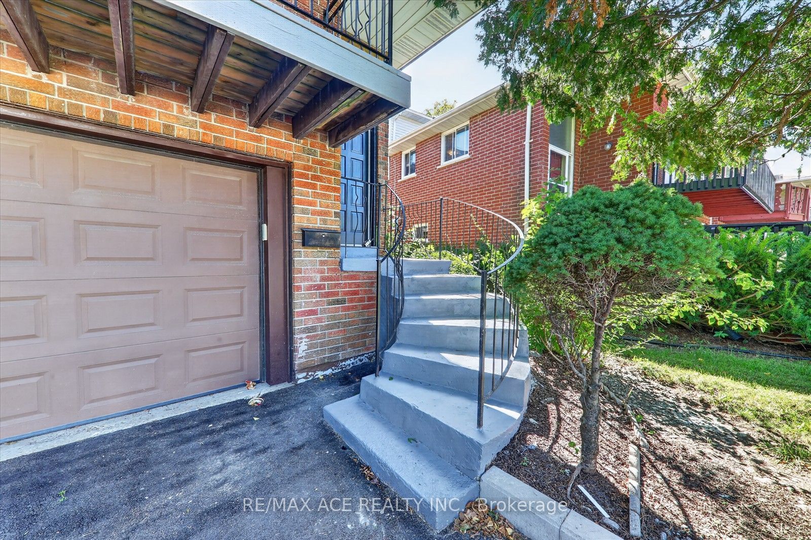2330 Glastonbury Road S, Burlington, ON L7P 3Y3 photo 4