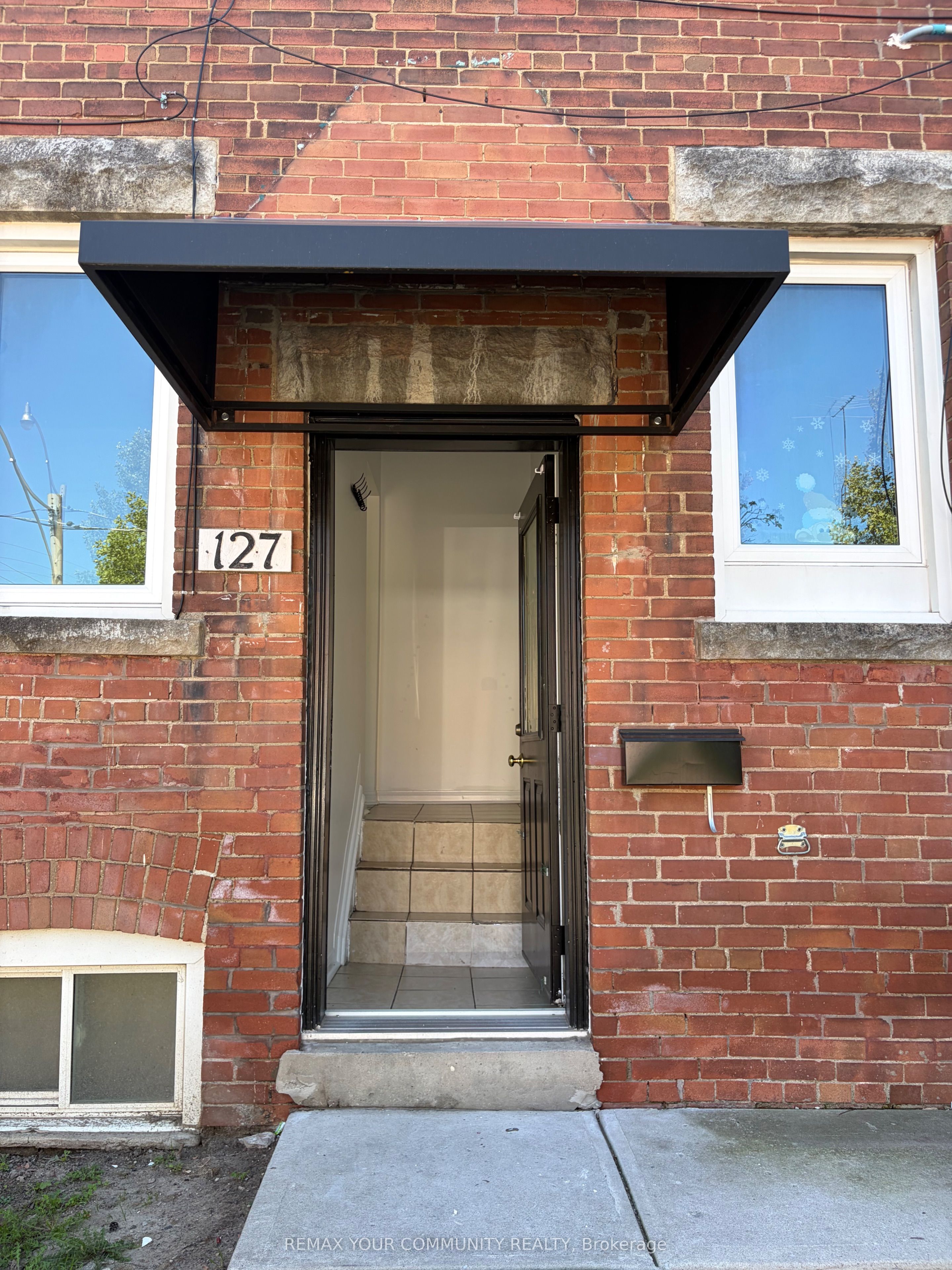 127 Morrison Avenue, Toronto, ON M6E 1M5 photo 2