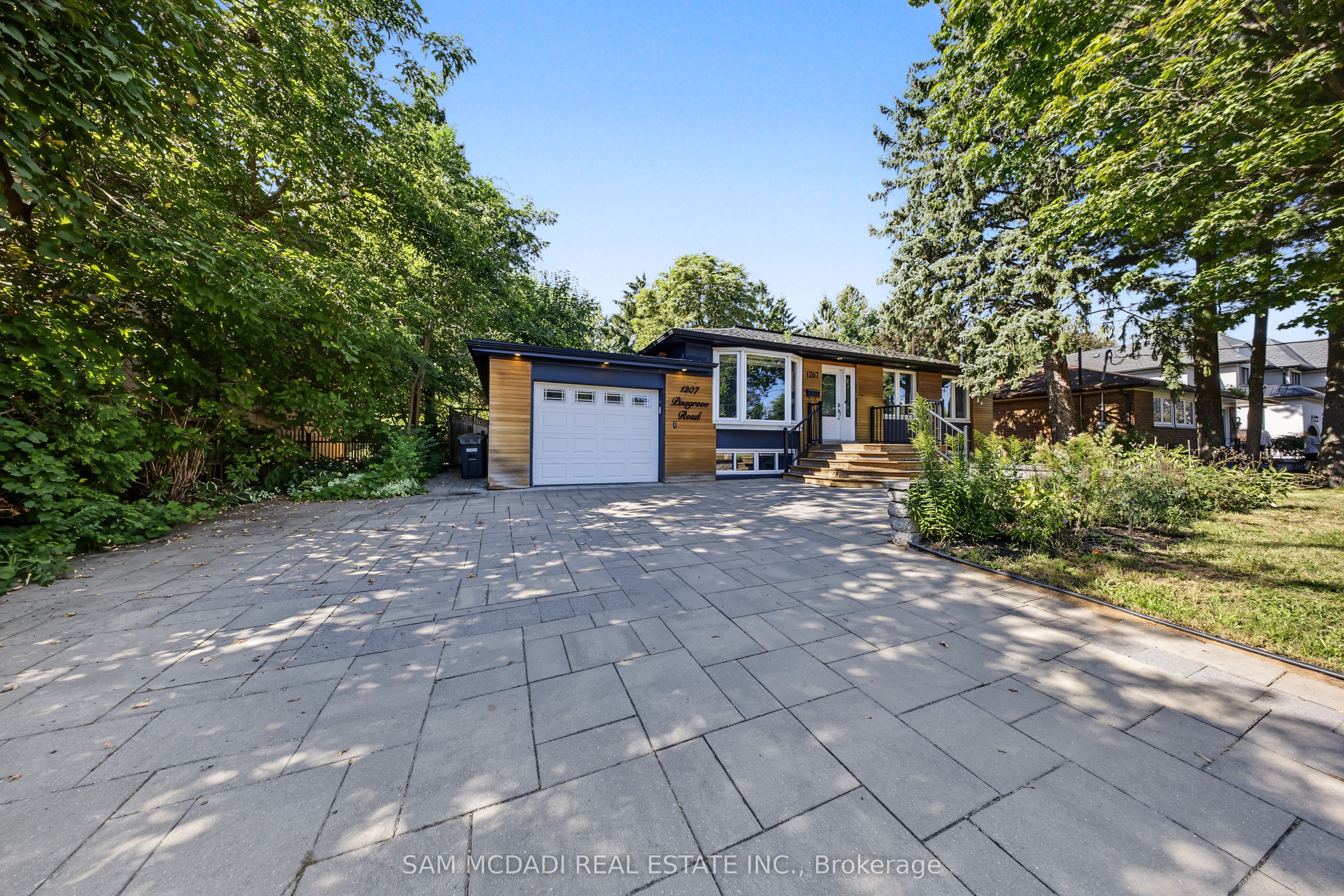 1207 Pinegrove Road, Oakville, ON L6L 2W8