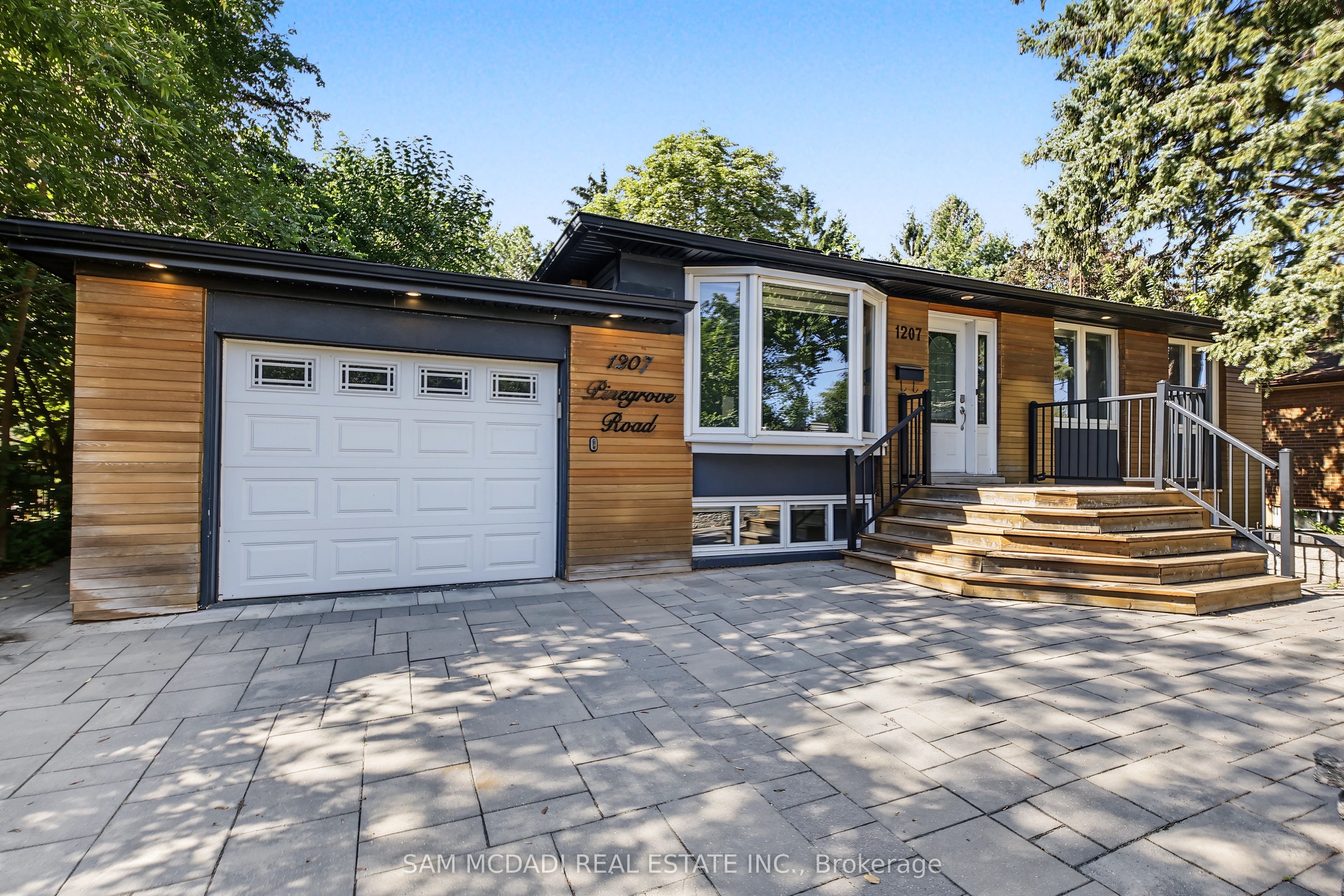 1207 Pinegrove Road, Oakville, ON L6L 2W8 photo 2