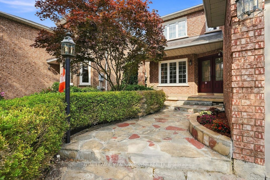 3268 Cajun Crescent, Mississauga, ON L5L 5T7 photo 2