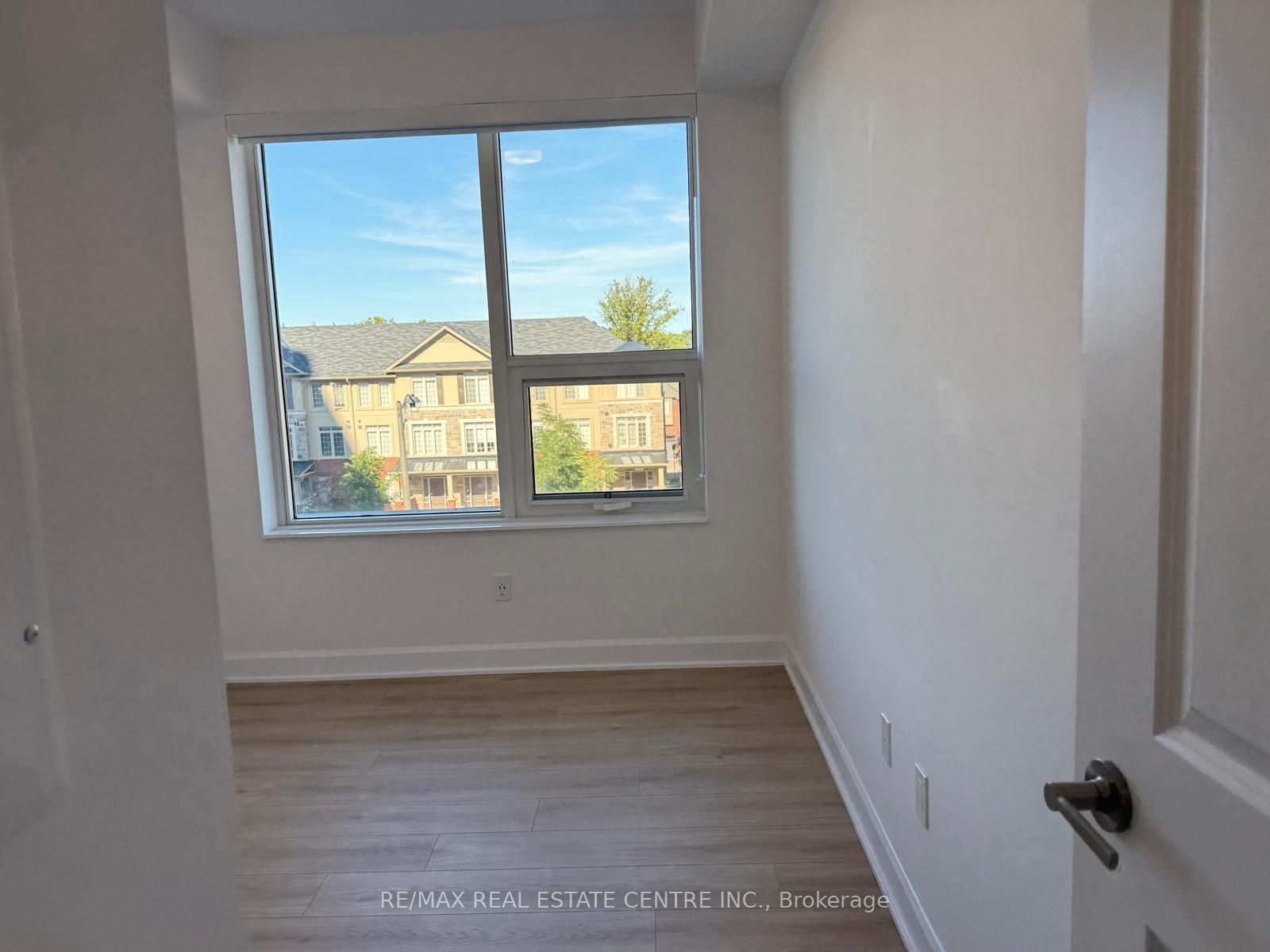 3240 William Coltson Avenue 310, Oakville, ON L6H 0X1 photo 4