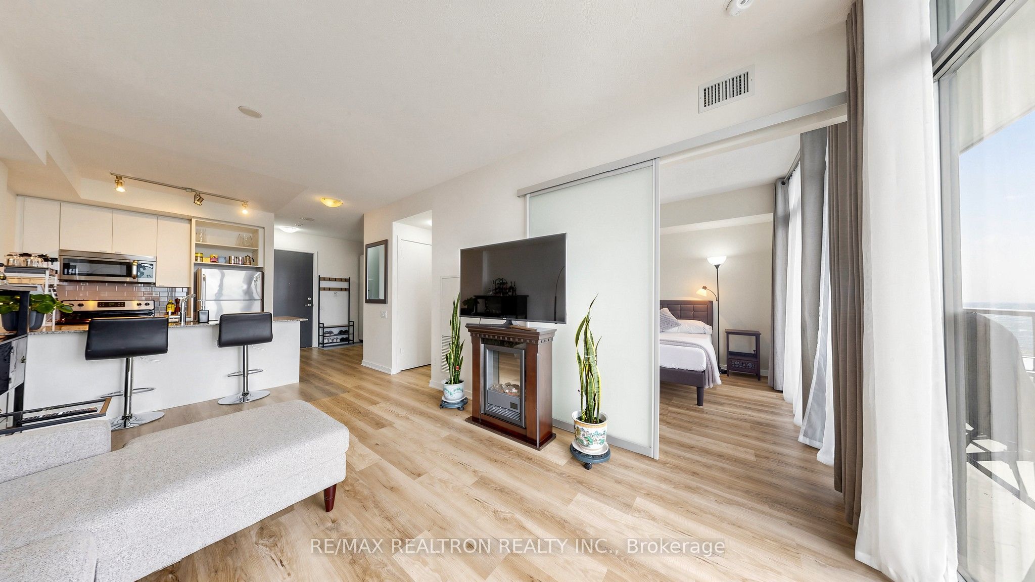 105 The Queensway Avenue 3301, Toronto, ON M6S 5B5 photo 5