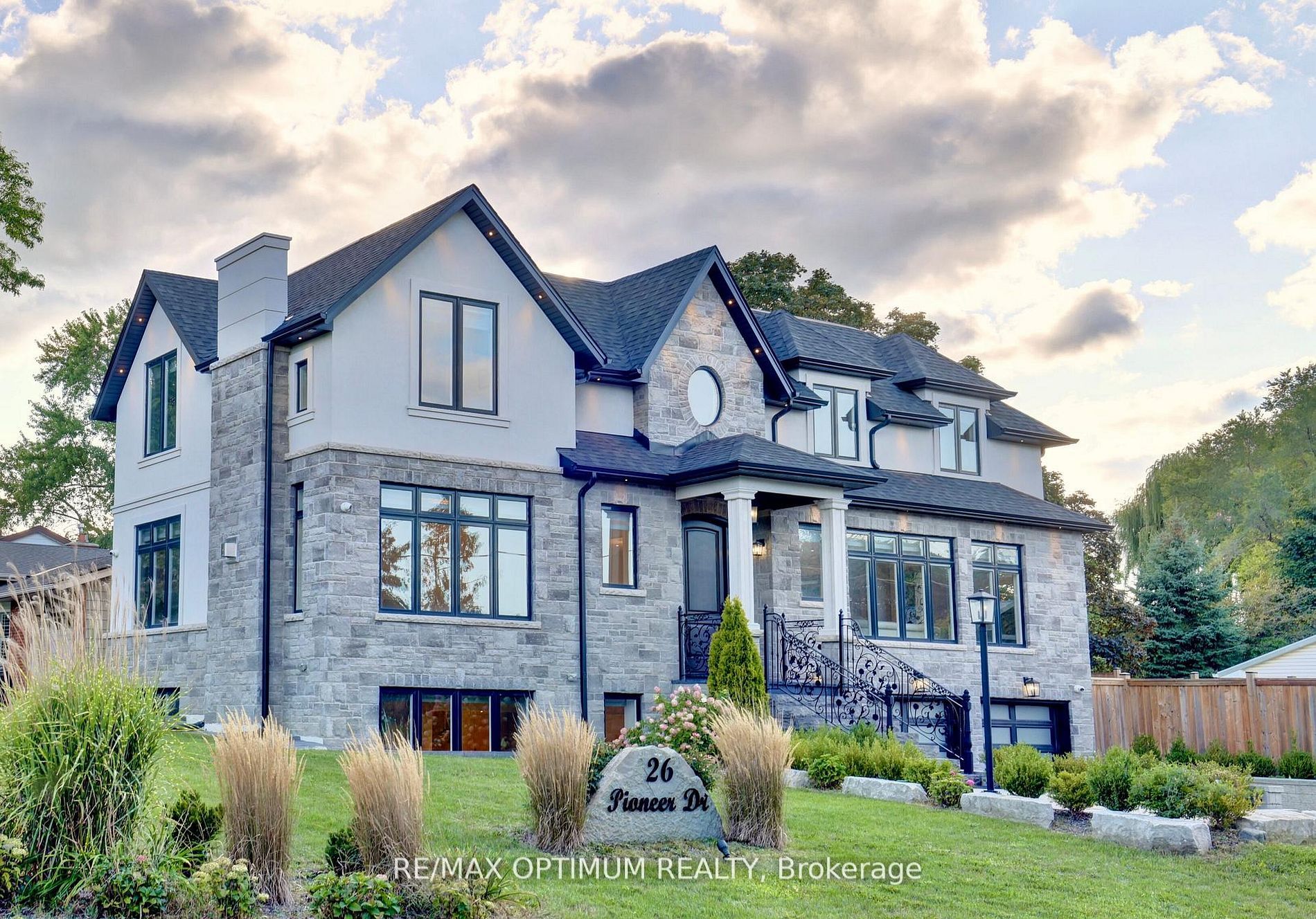 26 Pioneer Drive, Mississauga, ON L5M 1G9 photo 3