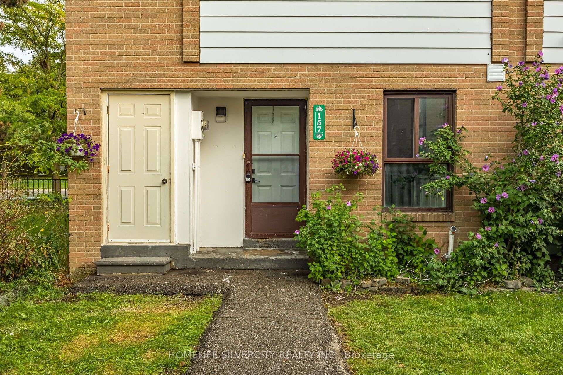 157 Fleetwood Crescent, Brampton, ON L6T 2E6 photo 2