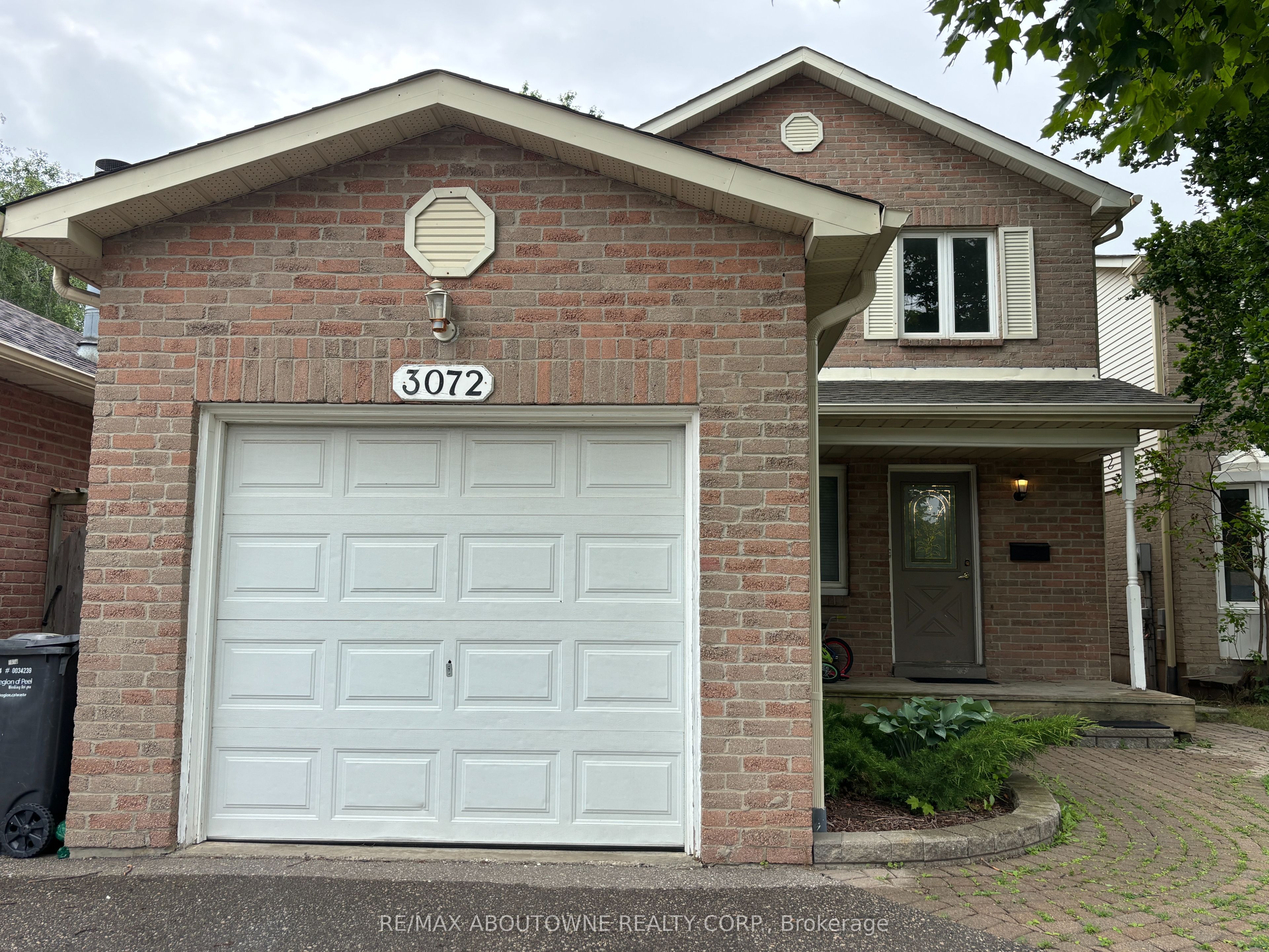 3072 Patrick Crescent, Mississauga, ON L5N 3G5 photo 2