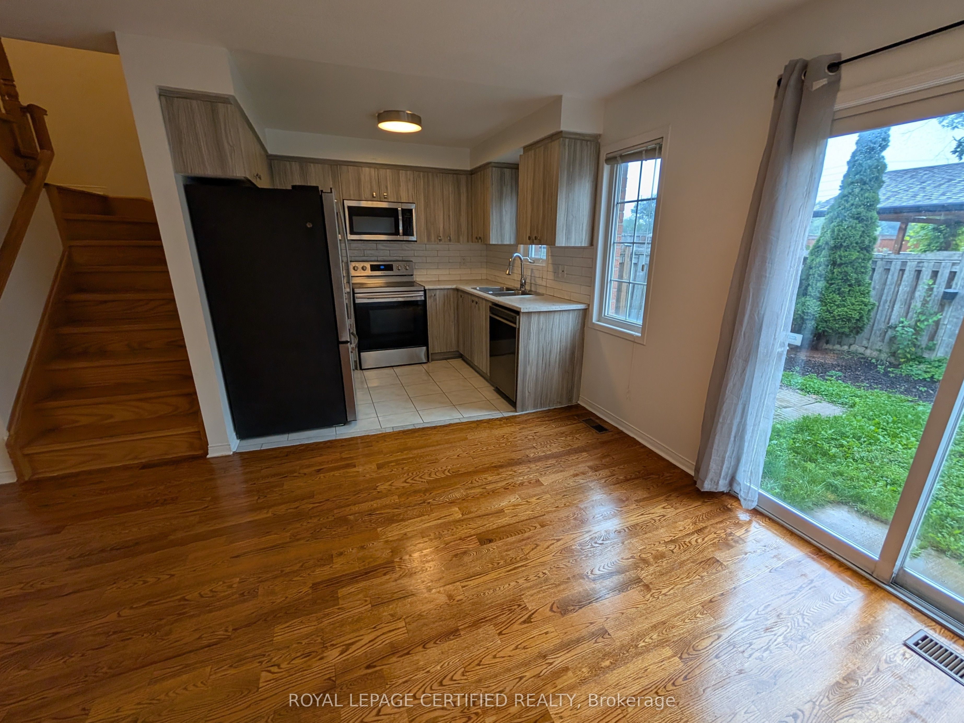 8 James Street, Mississauga, ON L5M 1R5 photo 4