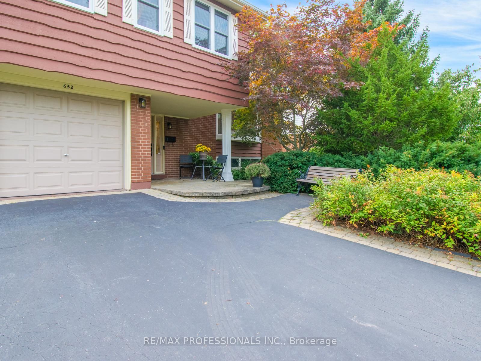 652 Meadow Lane, Burlington, ON L7L 4R8 photo 3