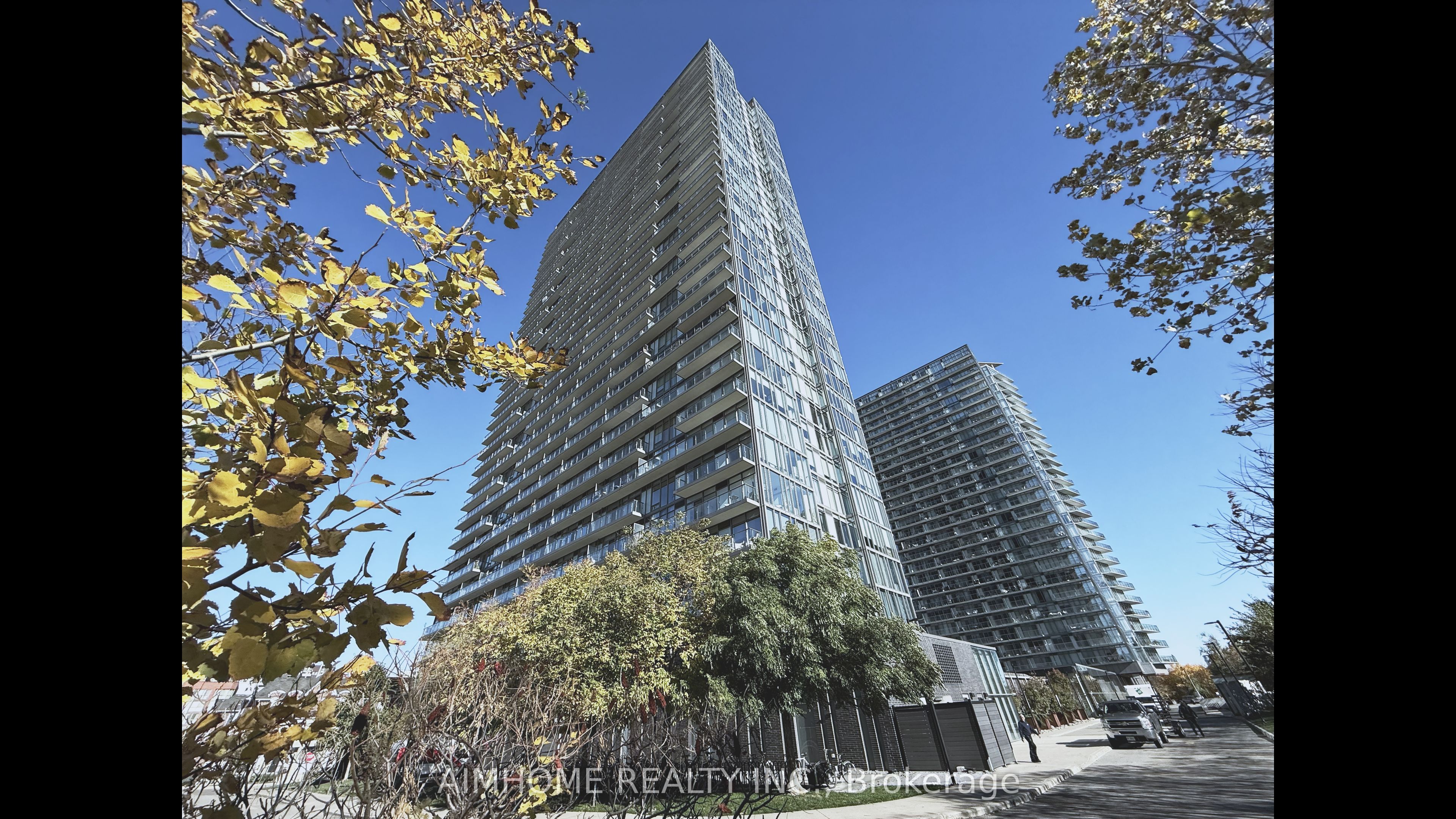 105 The Queensway 1106, Toronto, ON M6S 5B5