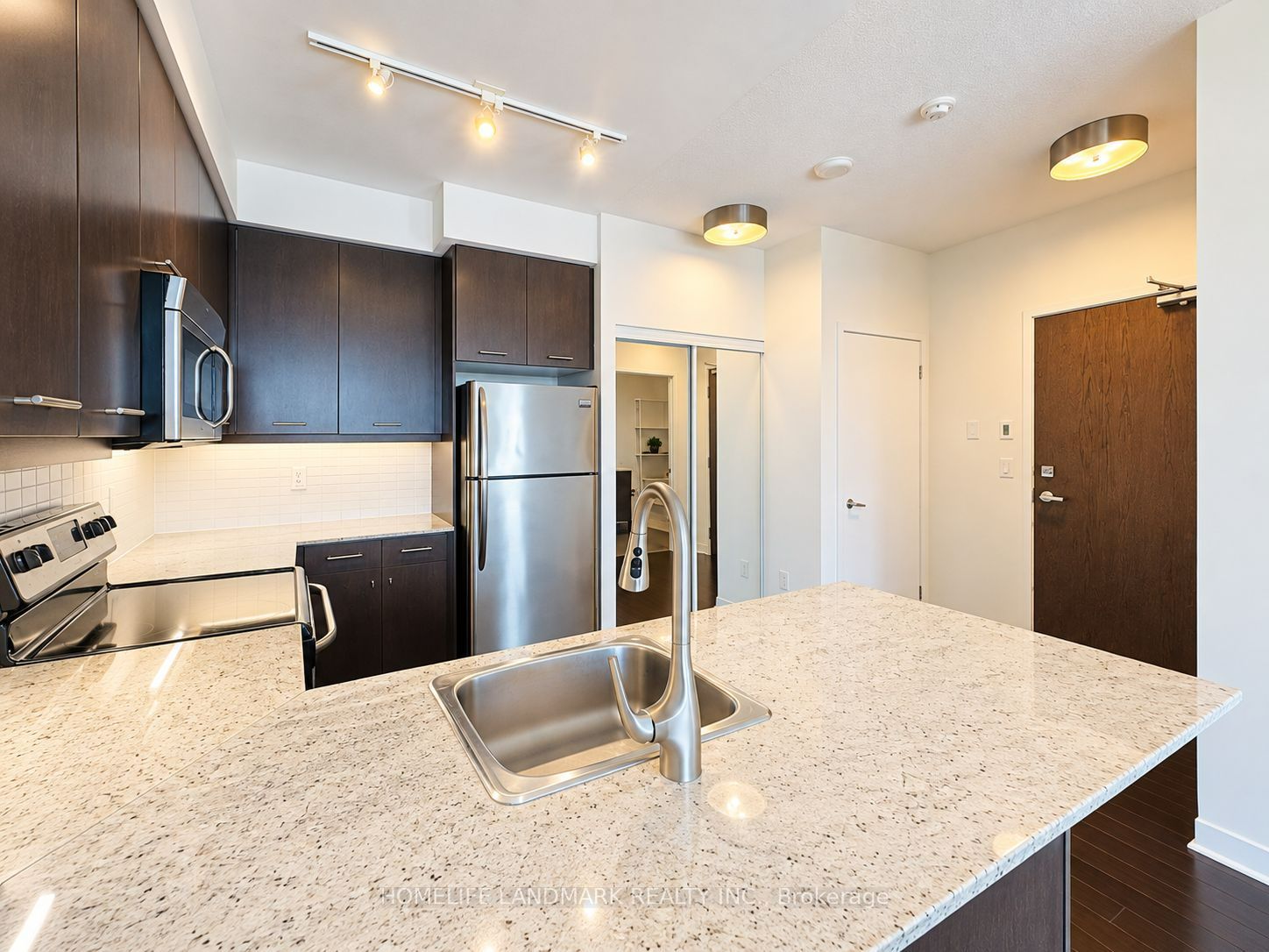 360 Square One Drive 1306, Mississauga, ON L5B 0G7 photo 2