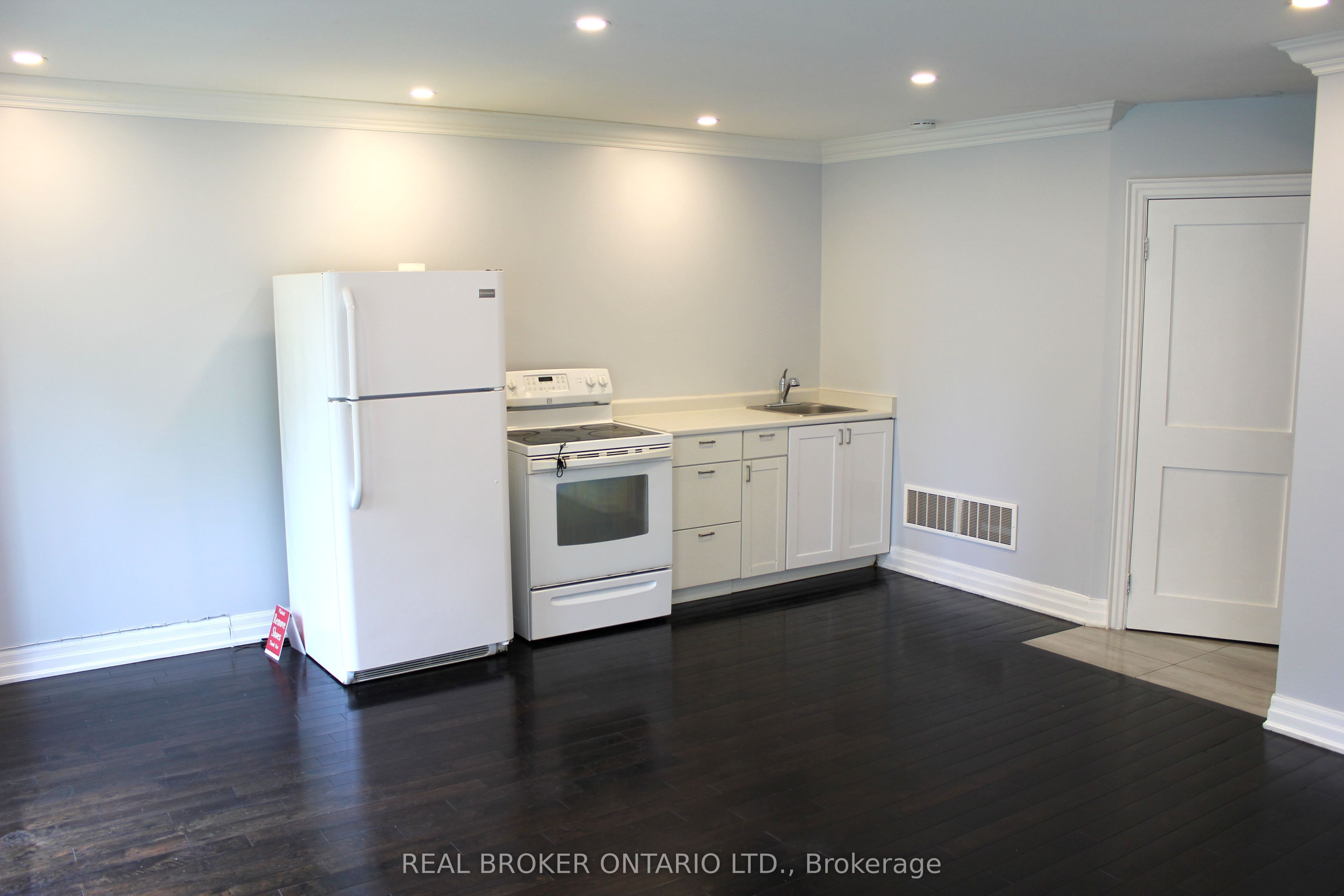 151 Bob Yuill Drive LOWER, Toronto, ON M9M 0B1 photo 3