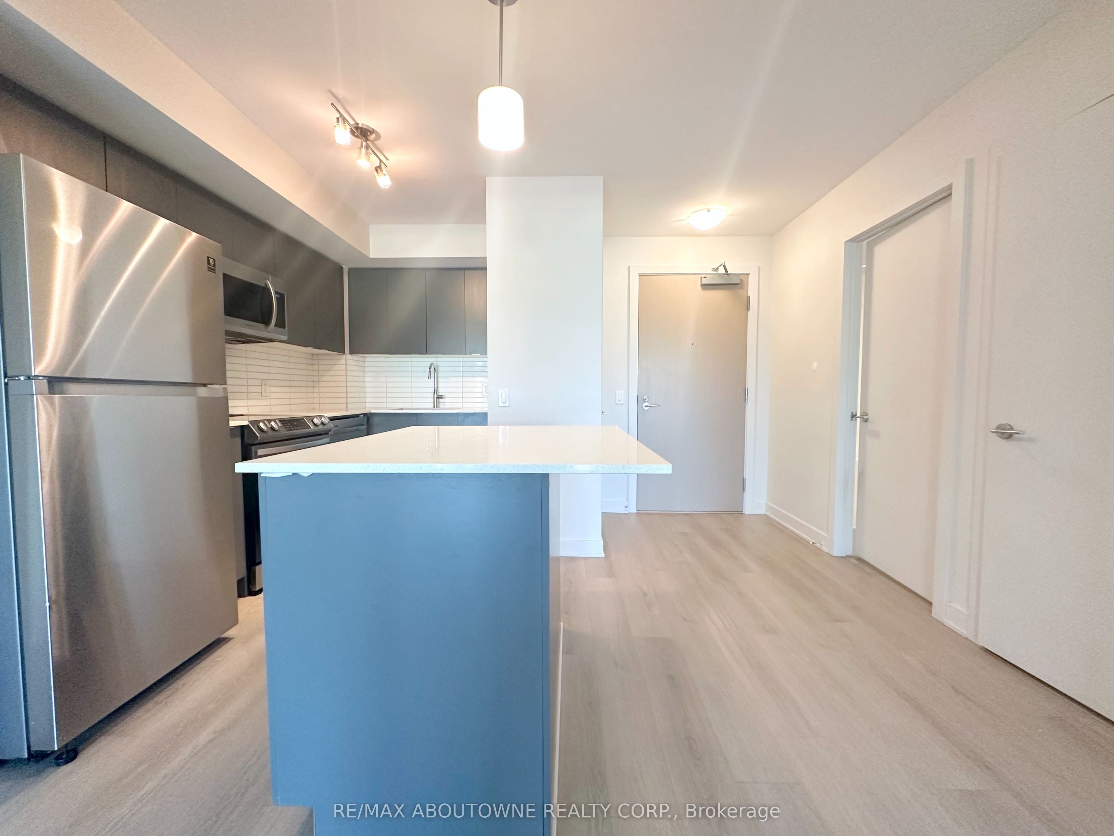 3385 Dundas Street W 311, Toronto, ON M6S 2S2 photo 2