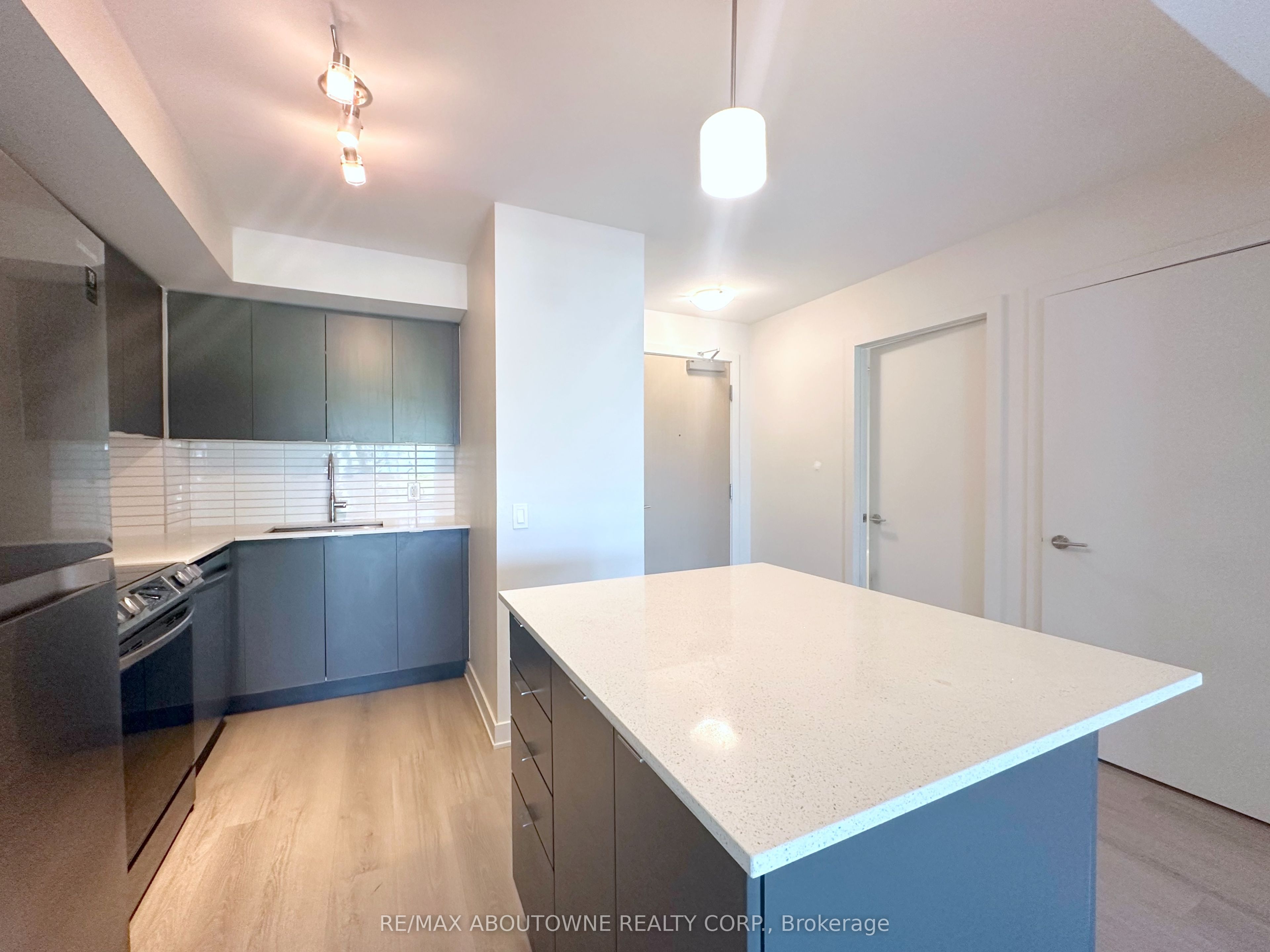 3385 Dundas Street W 311, Toronto, ON M6S 2S2 photo 3