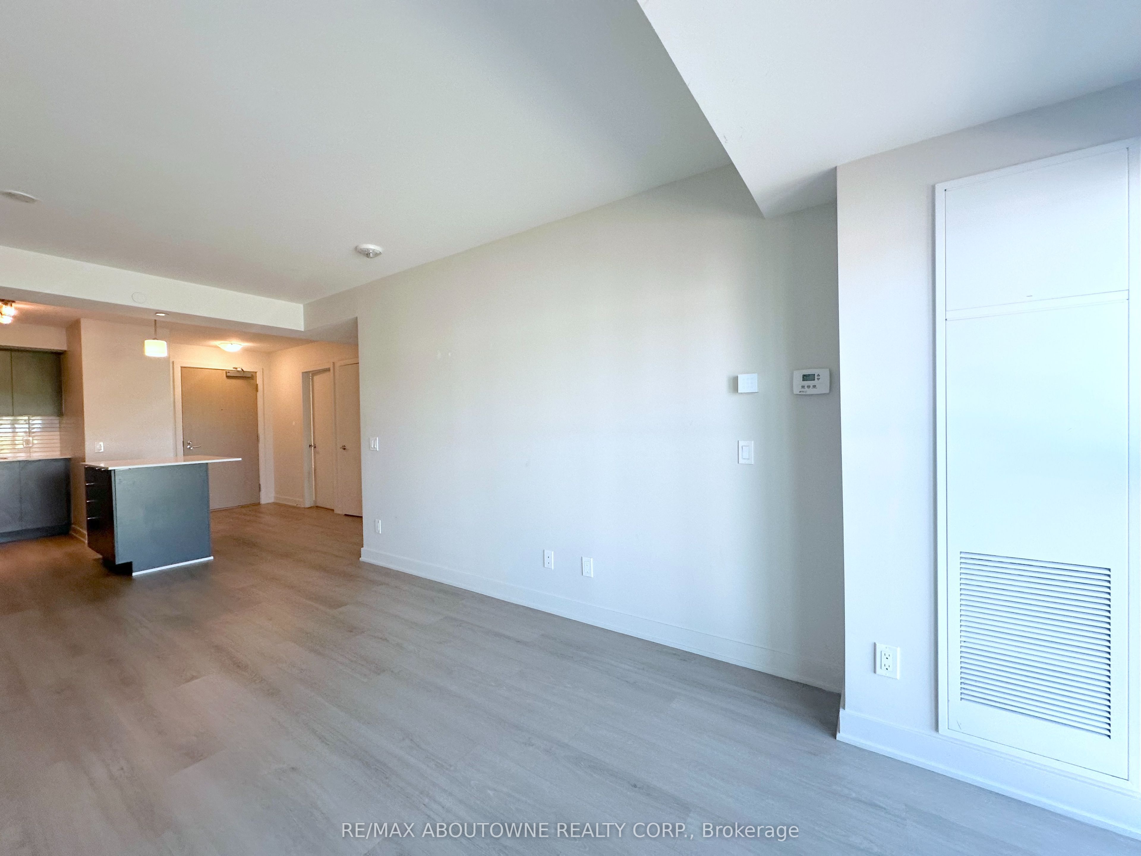 3385 Dundas Street W 311, Toronto, ON M6S 2S2 photo 4