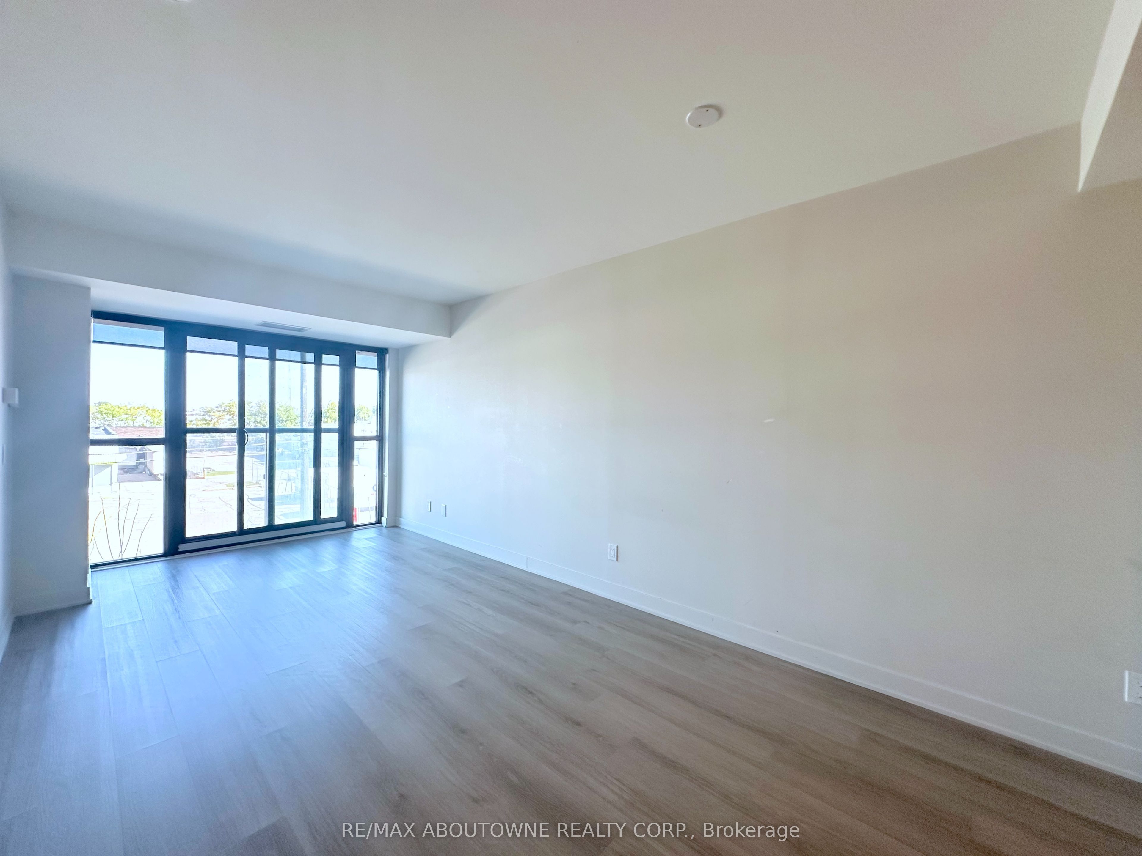 3385 Dundas Street W 311, Toronto, ON M6S 2S2 photo 5