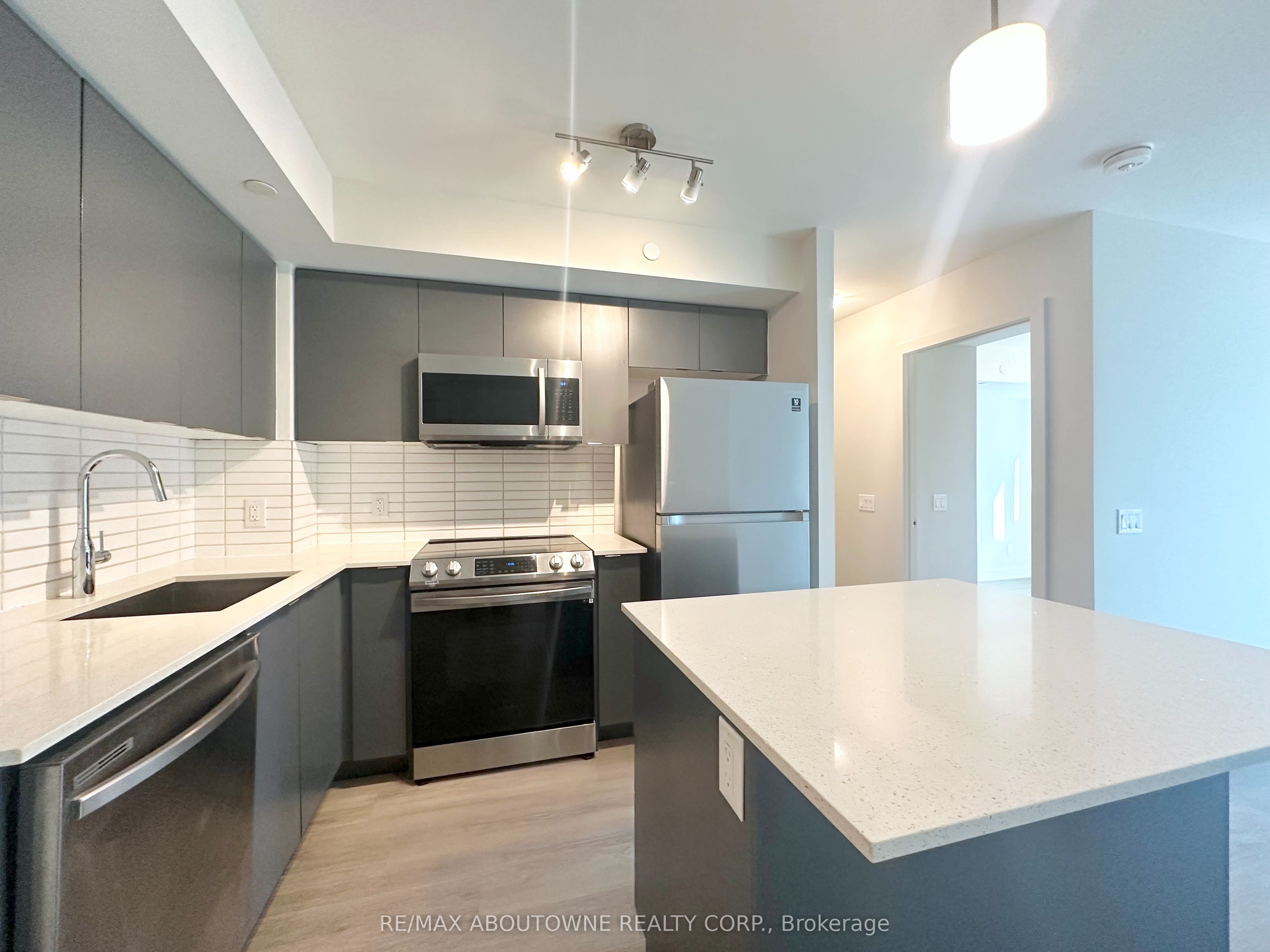 3385 Dundas Street W 501, Toronto, ON M6S 2S2 photo 2
