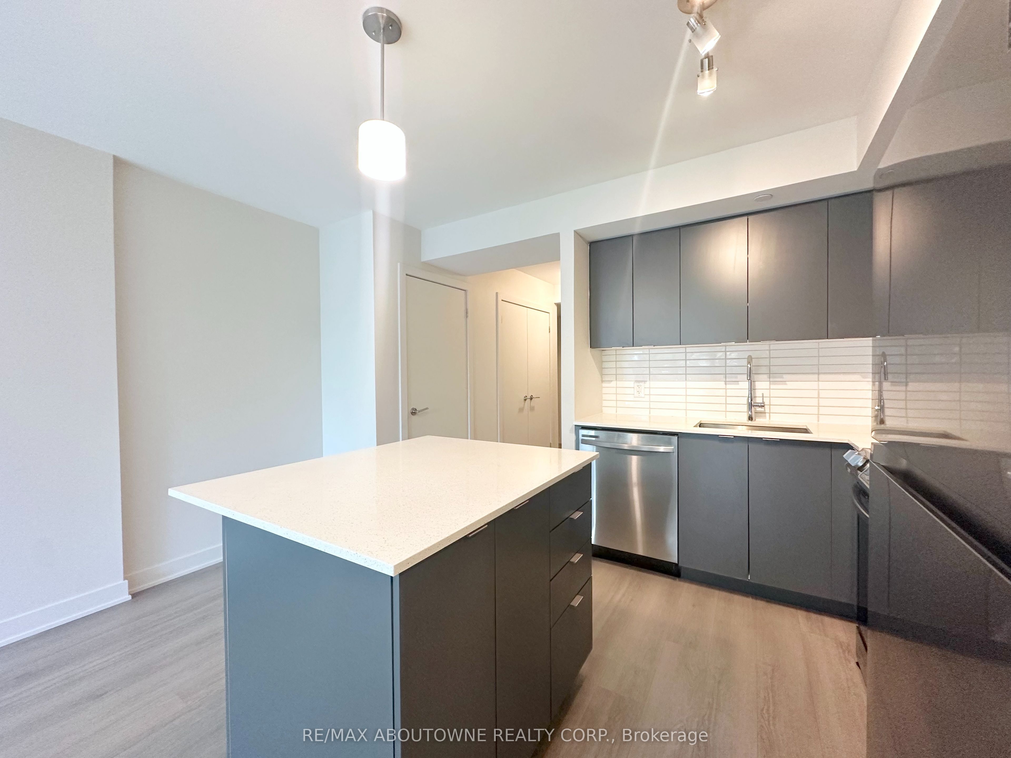 3385 Dundas Street W 501, Toronto, ON M6S 2S2 photo 3