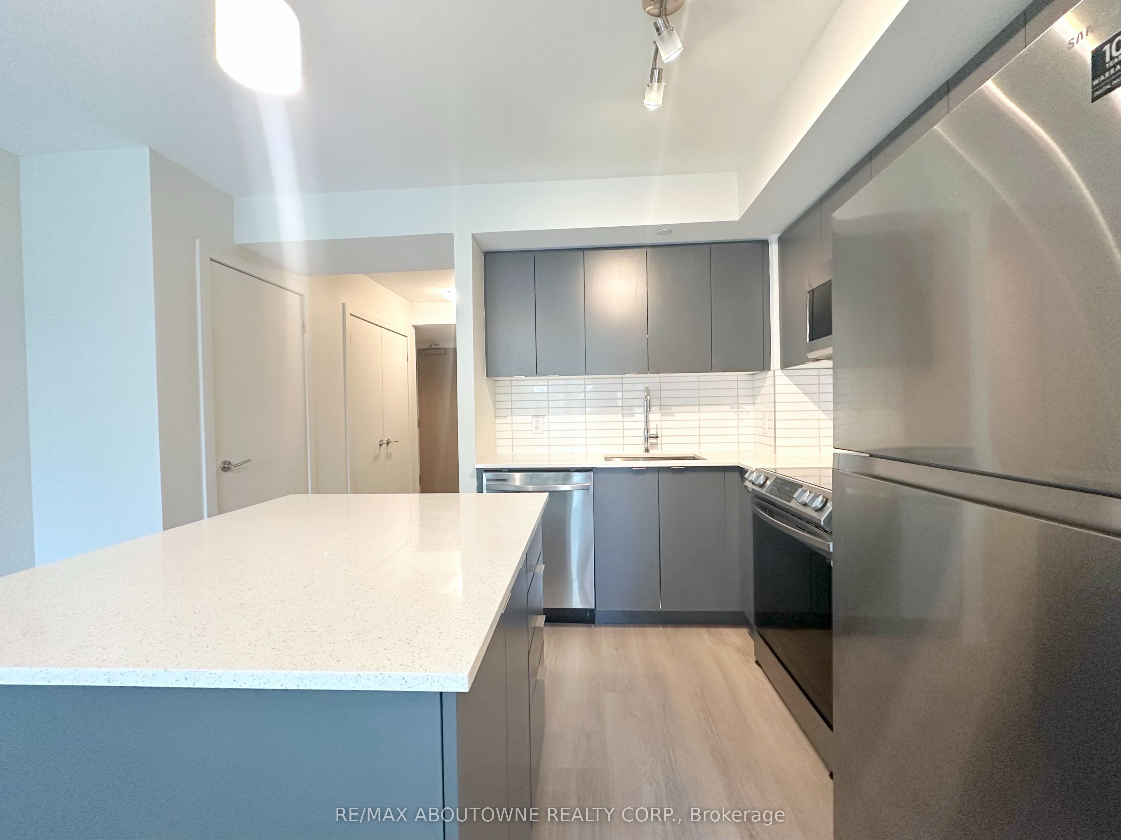 3385 Dundas Street W 501, Toronto, ON M6S 2S2 photo 4