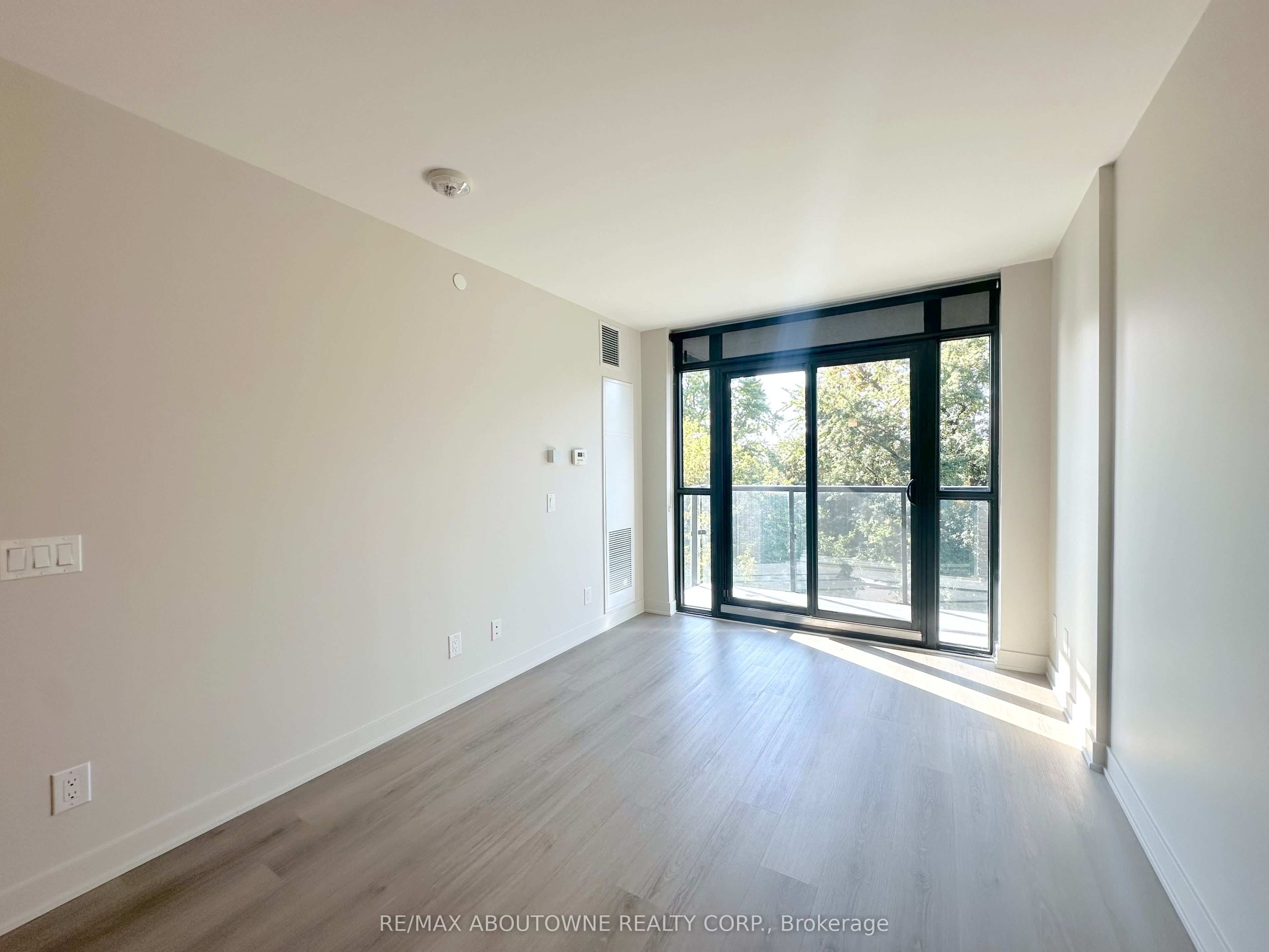 3385 Dundas Street W 501, Toronto, ON M6S 2S2 photo 5